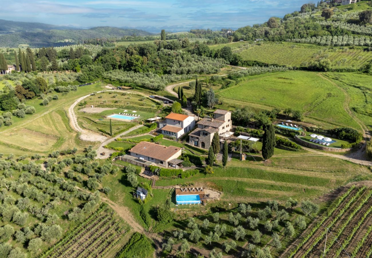 Villa a Panzano - AMORE RENTALS - Villa delle Donne con 3 Piscine Private, Giardino, Terrazzi e Parcheggio