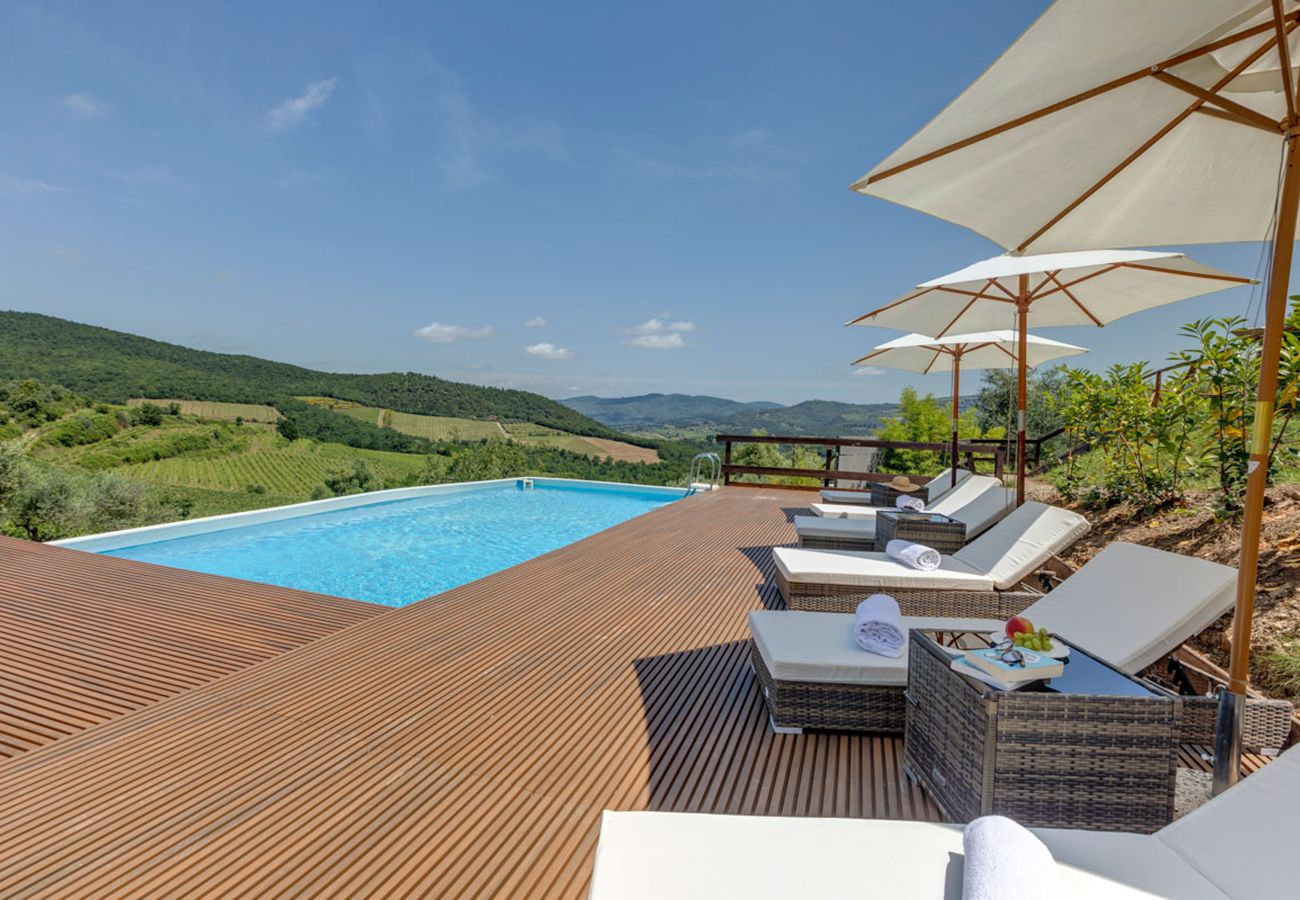 Villa a Panzano - AMORE RENTALS - Villa Le Scuderie con Piscina Interna Riscaldata, Giardino, Terrazzi e Parcheggio 