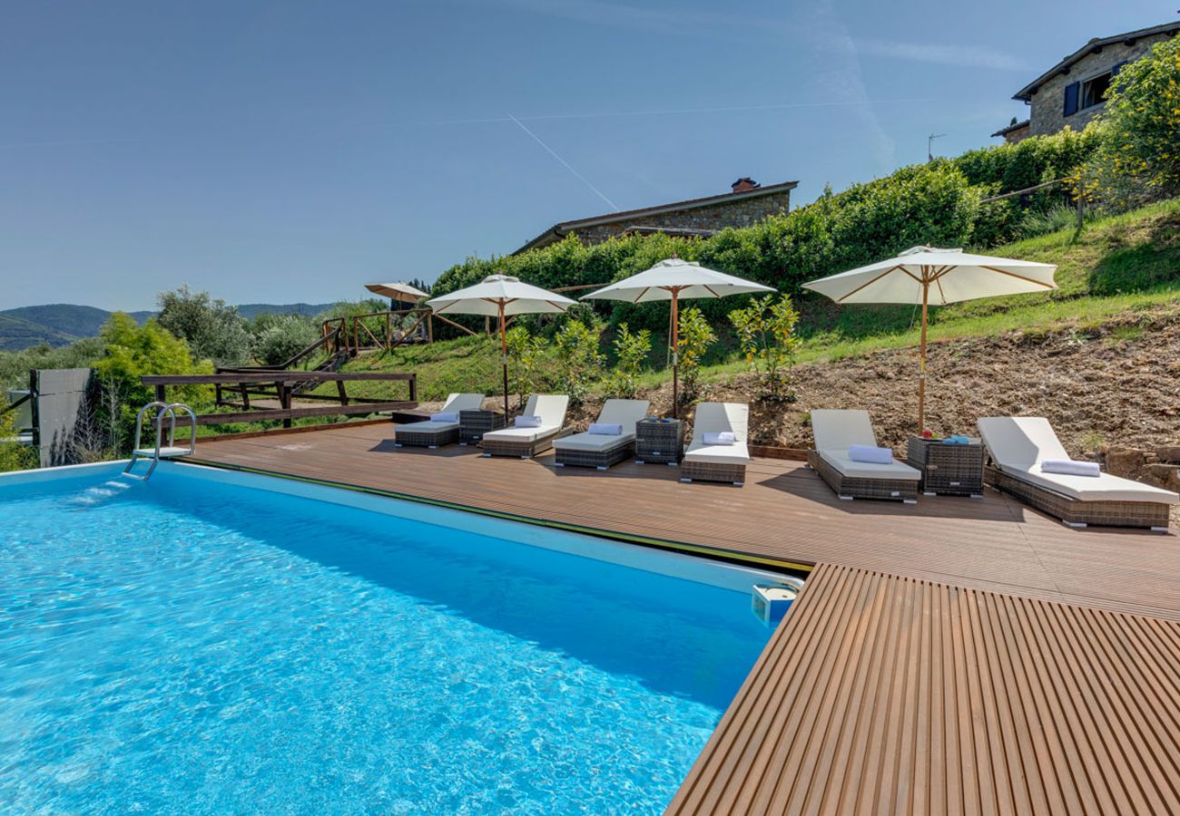 Villa a Panzano - AMORE RENTALS - Villa Le Scuderie con Piscina Interna Riscaldata, Giardino, Terrazzi e Parcheggio 