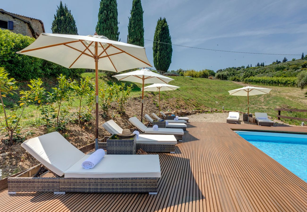 Villa a Panzano - AMORE RENTALS - Villa Le Scuderie con Piscina Interna Riscaldata, Giardino, Terrazzi e Parcheggio 