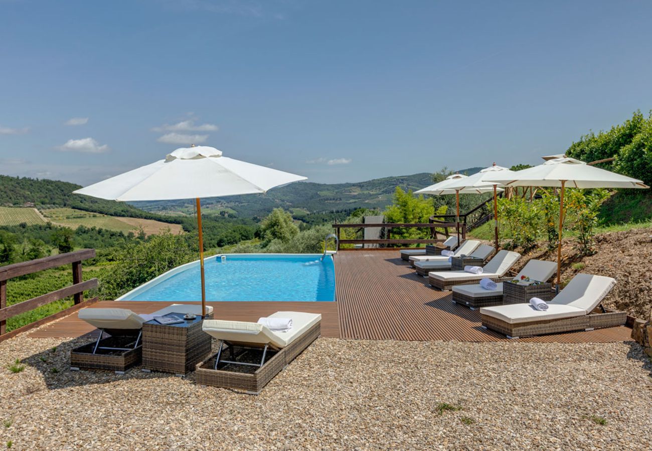 Villa a Panzano - AMORE RENTALS - Villa Le Scuderie con Piscina Interna Riscaldata, Giardino, Terrazzi e Parcheggio 