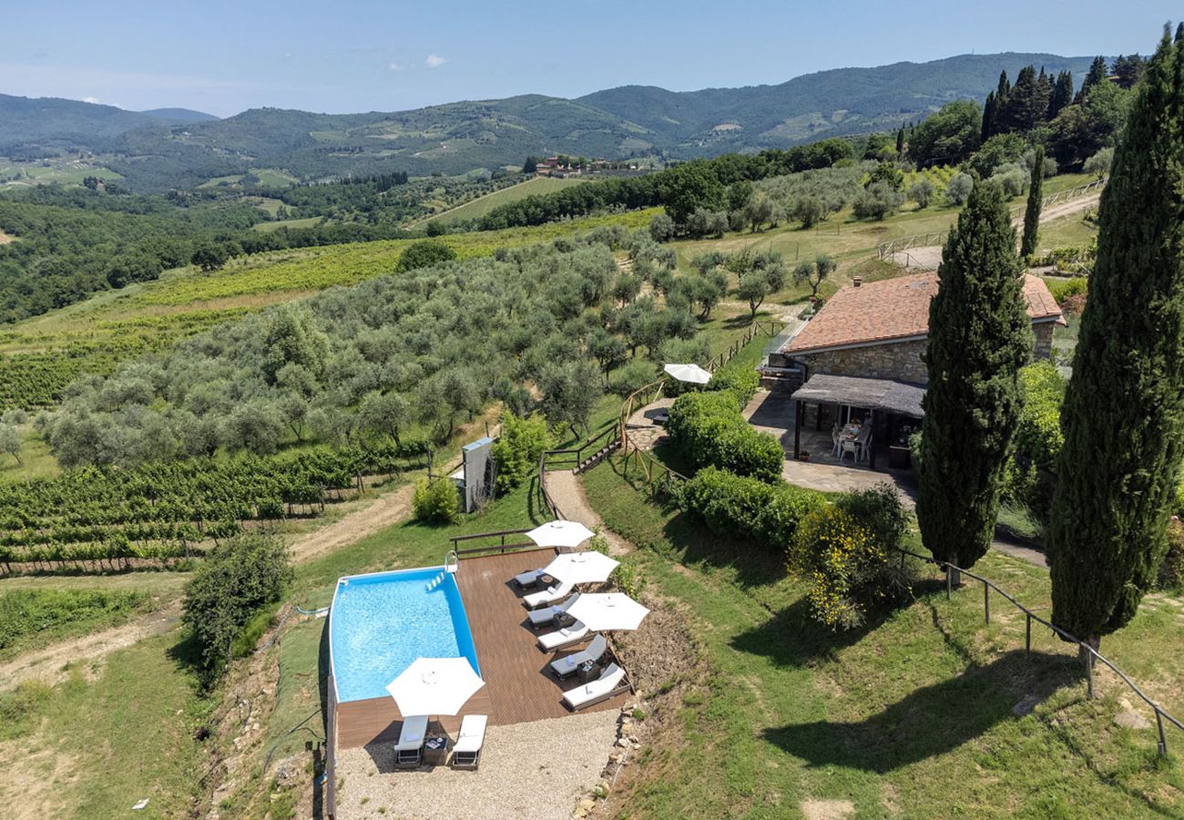 Villa a Panzano - AMORE RENTALS - Villa Le Scuderie con Piscina Interna Riscaldata, Giardino, Terrazzi e Parcheggio 