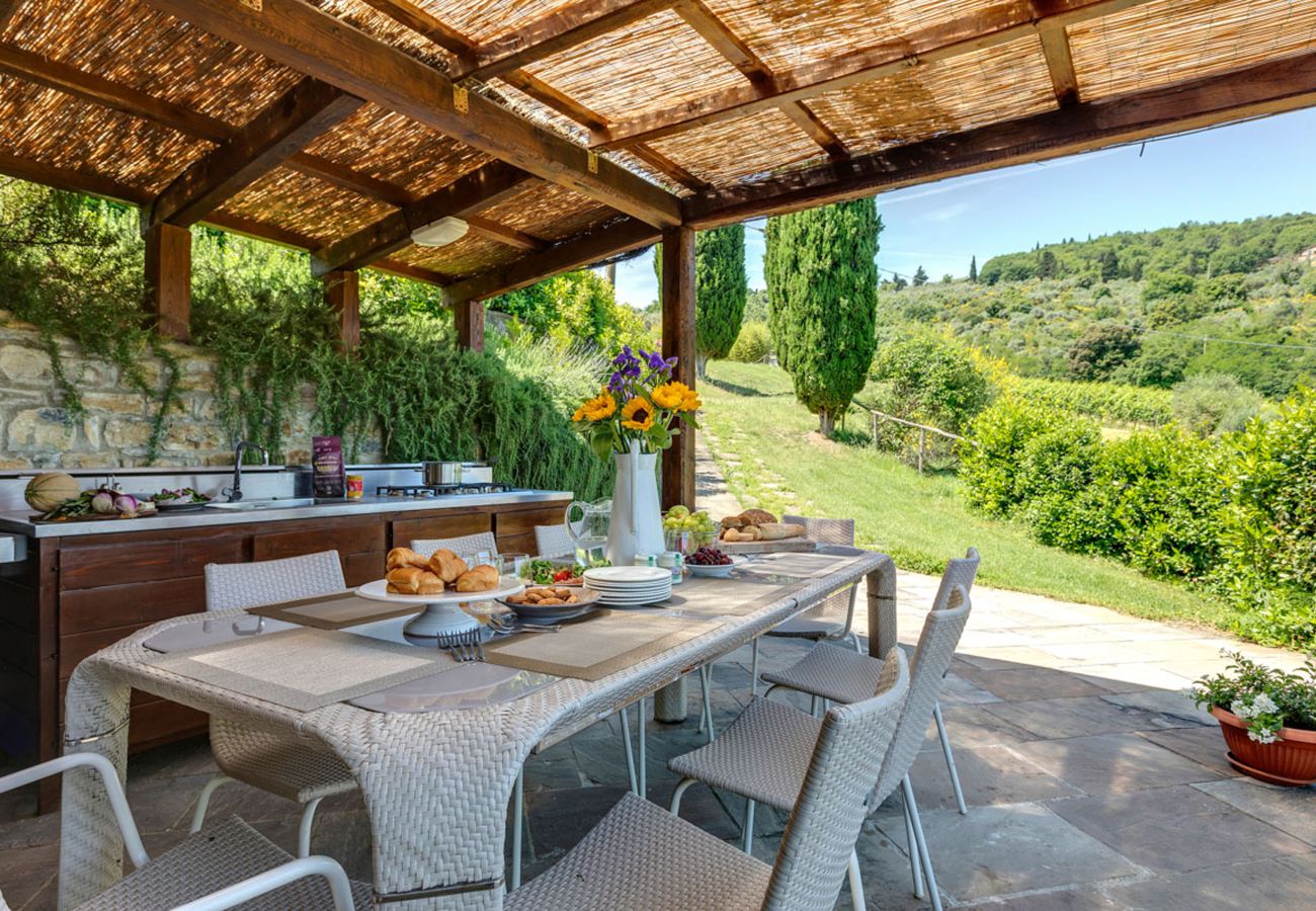 Villa a Panzano - AMORE RENTALS - Villa Le Scuderie con Piscina Interna Riscaldata, Giardino, Terrazzi e Parcheggio 