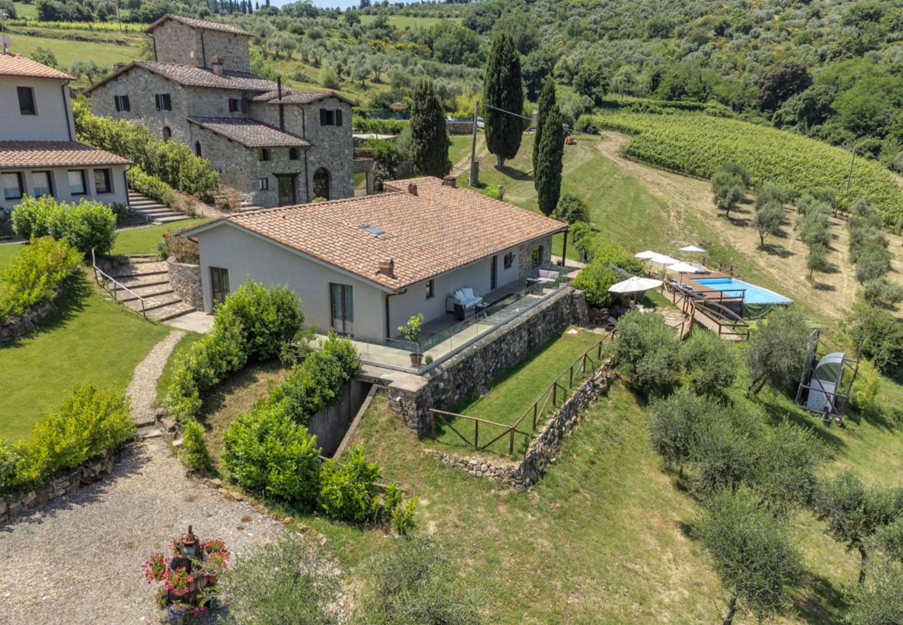 Villa a Panzano - AMORE RENTALS - Villa Le Scuderie con Piscina Interna Riscaldata, Giardino, Terrazzi e Parcheggio 