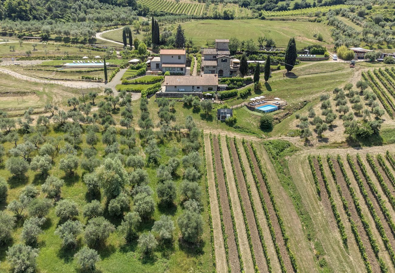 Villa a Panzano - AMORE RENTALS - Villa Le Scuderie con Piscina Interna Riscaldata, Giardino, Terrazzi e Parcheggio 