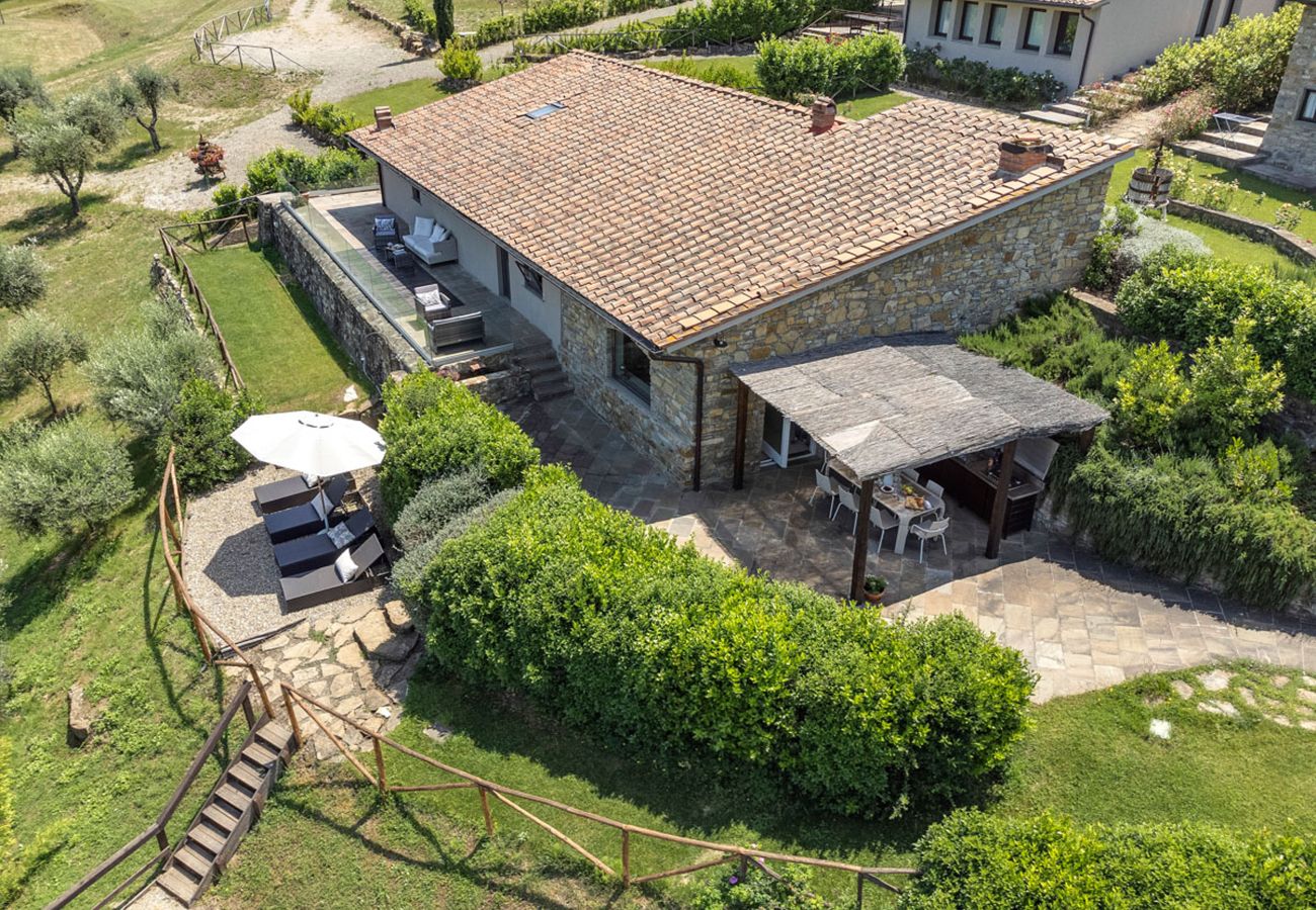 Villa a Panzano - AMORE RENTALS - Villa Le Scuderie con Piscina Interna Riscaldata, Giardino, Terrazzi e Parcheggio 