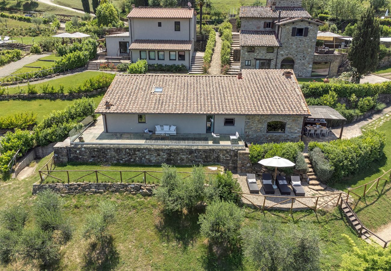 Villa a Panzano - AMORE RENTALS - Villa Le Scuderie con Piscina Interna Riscaldata, Giardino, Terrazzi e Parcheggio 