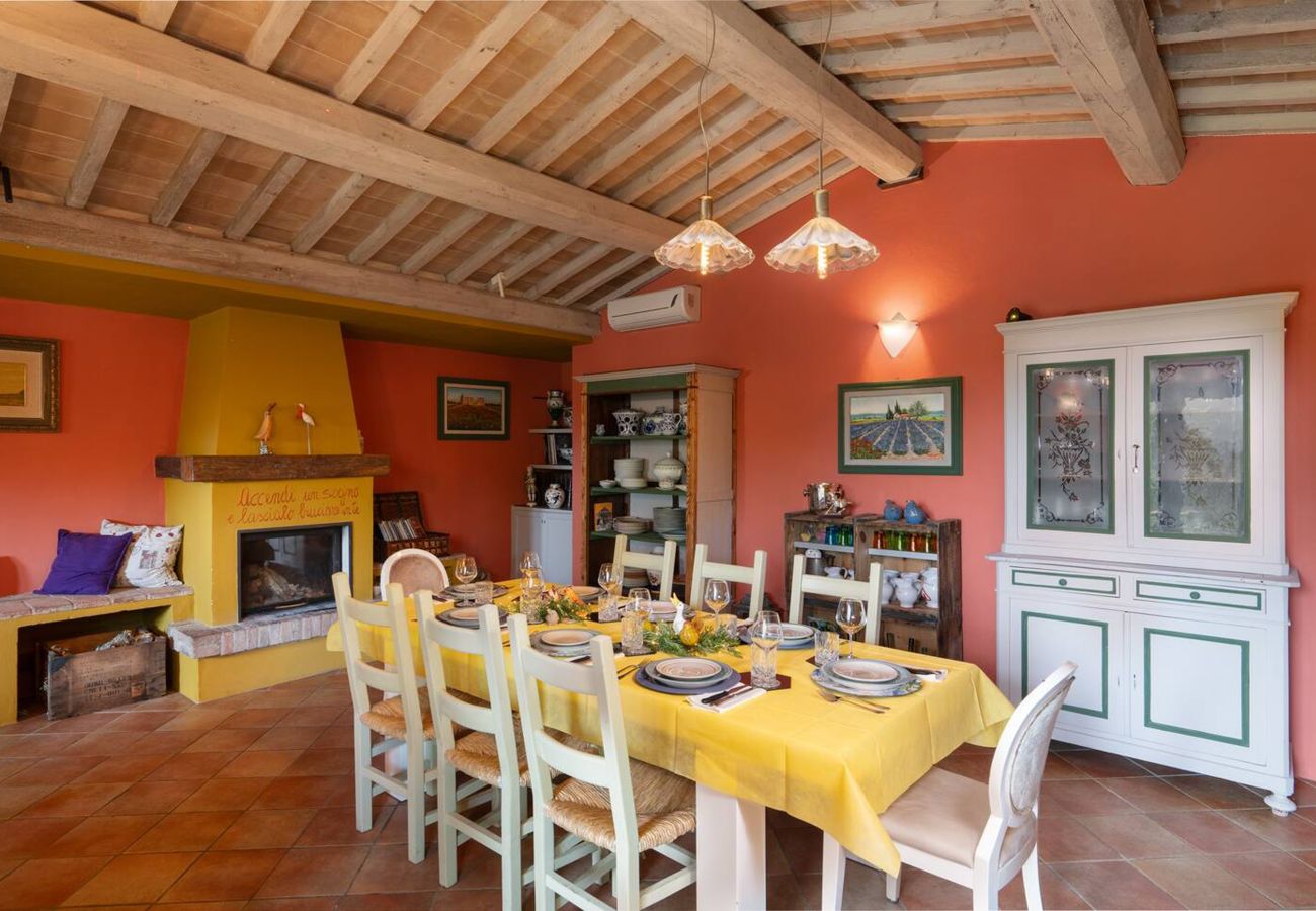 Villa a San Casciano dei Bagni - AMORE RENTALS - Casale della Toscana con Piscina Privata, Giardino, Parcheggio e Terrazzo