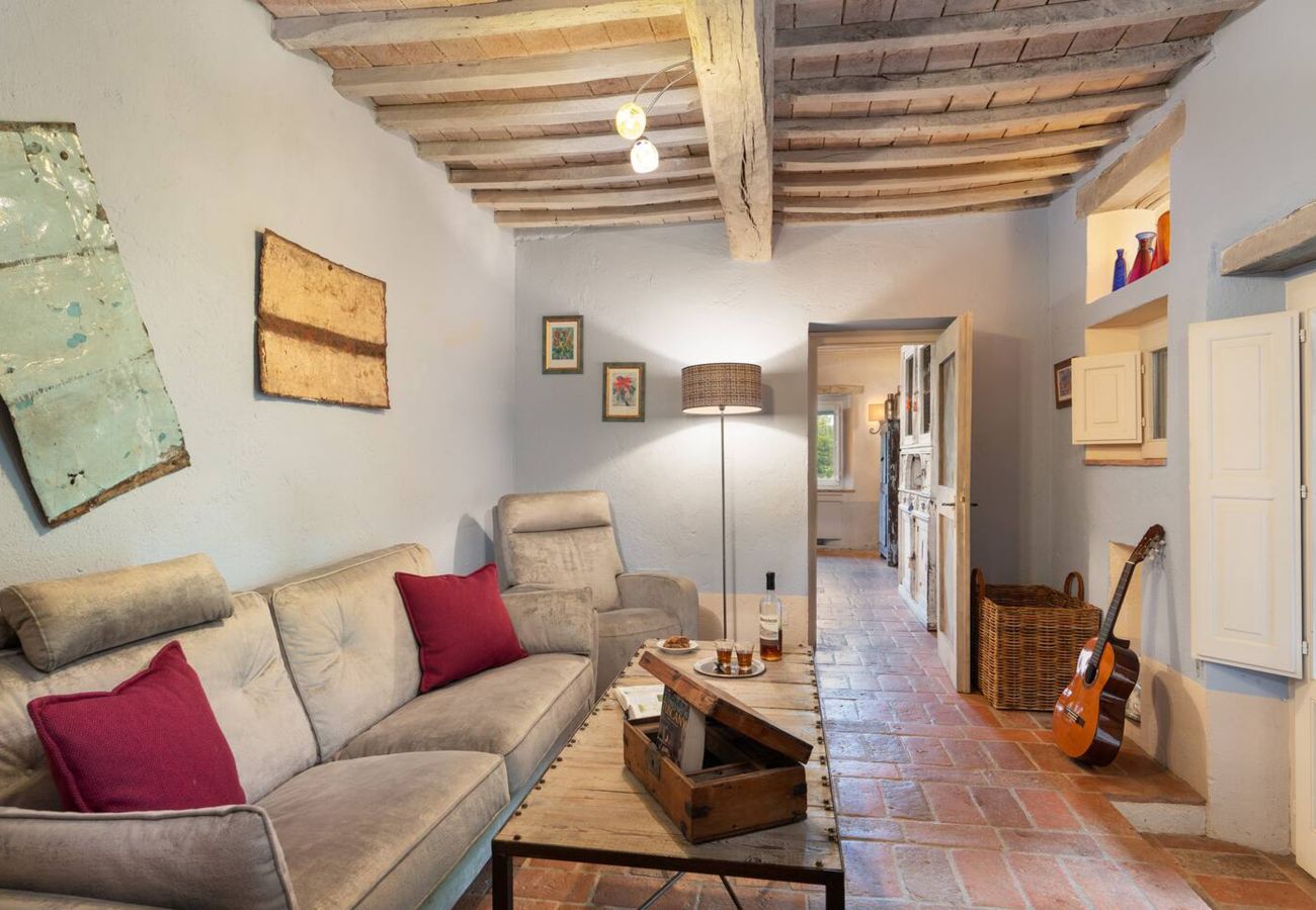 Villa a San Casciano dei Bagni - AMORE RENTALS - Casale della Toscana con Piscina Privata, Giardino, Parcheggio e Terrazzo