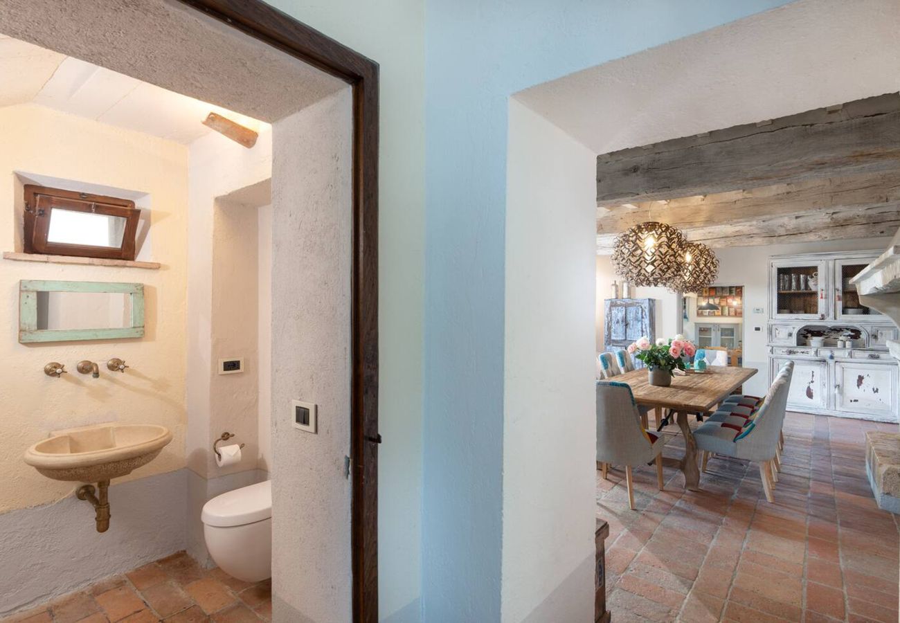 Villa a San Casciano dei Bagni - AMORE RENTALS - Casale della Toscana con Piscina Privata, Giardino, Parcheggio e Terrazzo