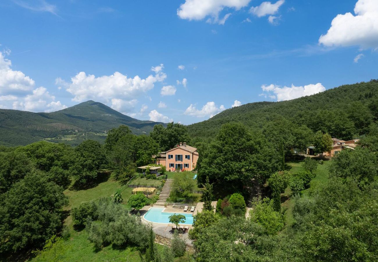 Villa a San Casciano dei Bagni - AMORE RENTALS - Casale della Toscana con Piscina Privata, Giardino, Parcheggio e Terrazzo