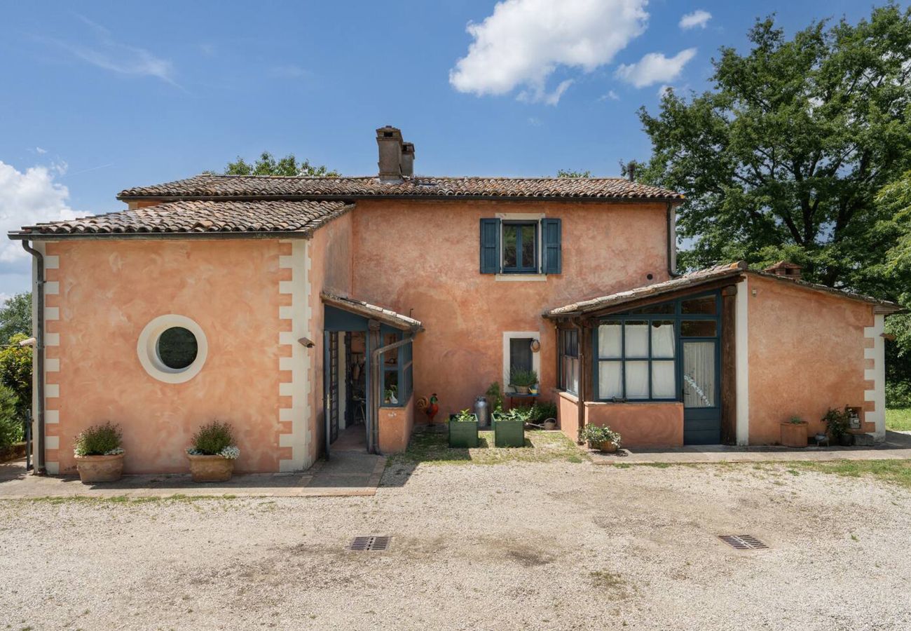 Villa a San Casciano dei Bagni - AMORE RENTALS - Casale della Toscana con Piscina Privata, Giardino, Parcheggio e Terrazzo