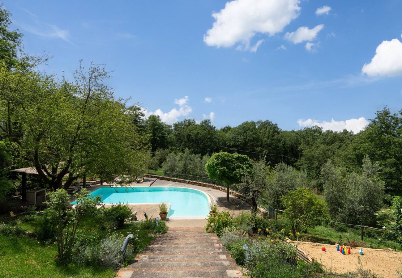 Villa a San Casciano dei Bagni - AMORE RENTALS - Casale della Toscana con Piscina Privata, Giardino, Parcheggio e Terrazzo