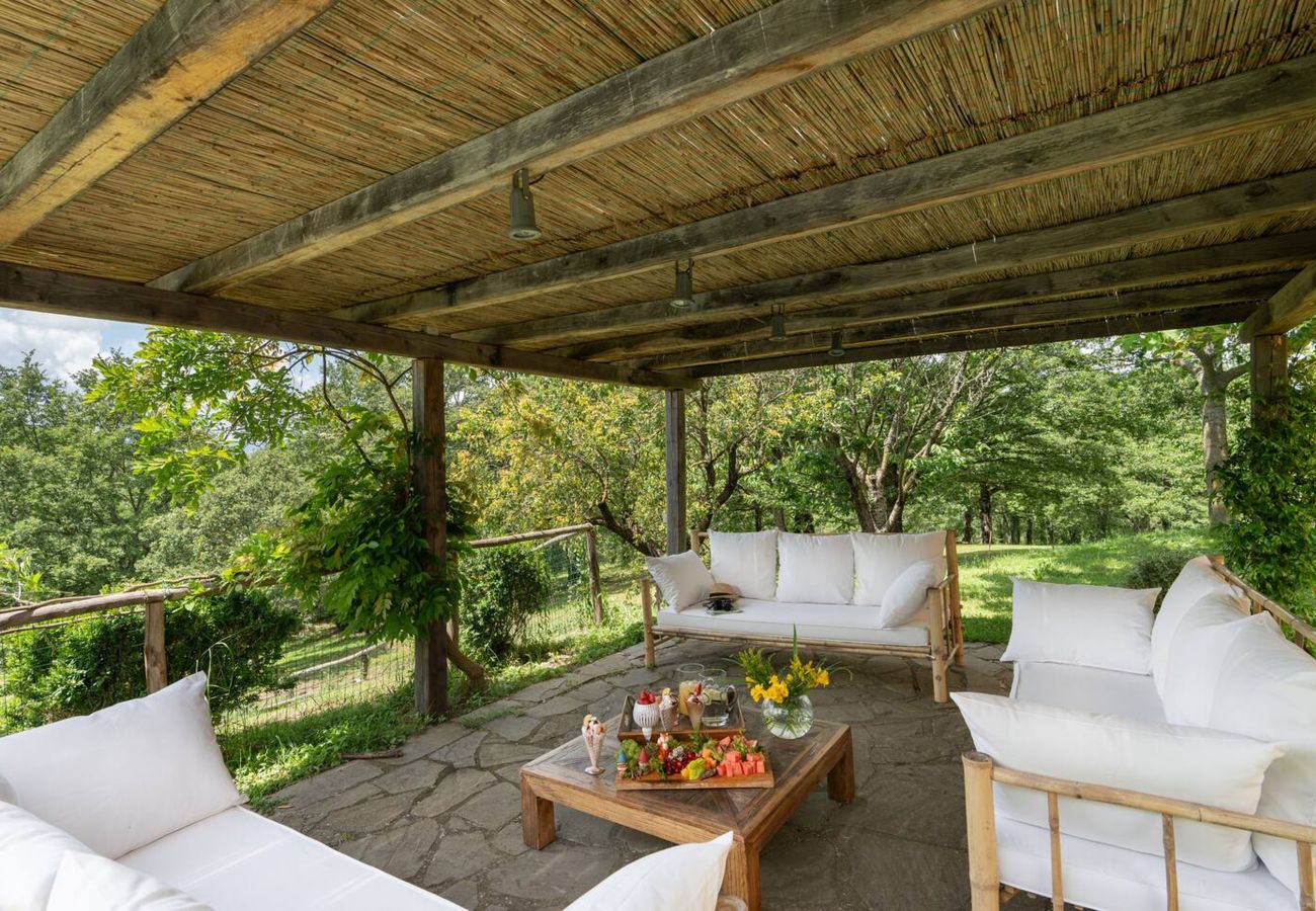 Villa a San Casciano dei Bagni - AMORE RENTALS - Casale della Toscana con Piscina Privata, Giardino, Parcheggio e Terrazzo