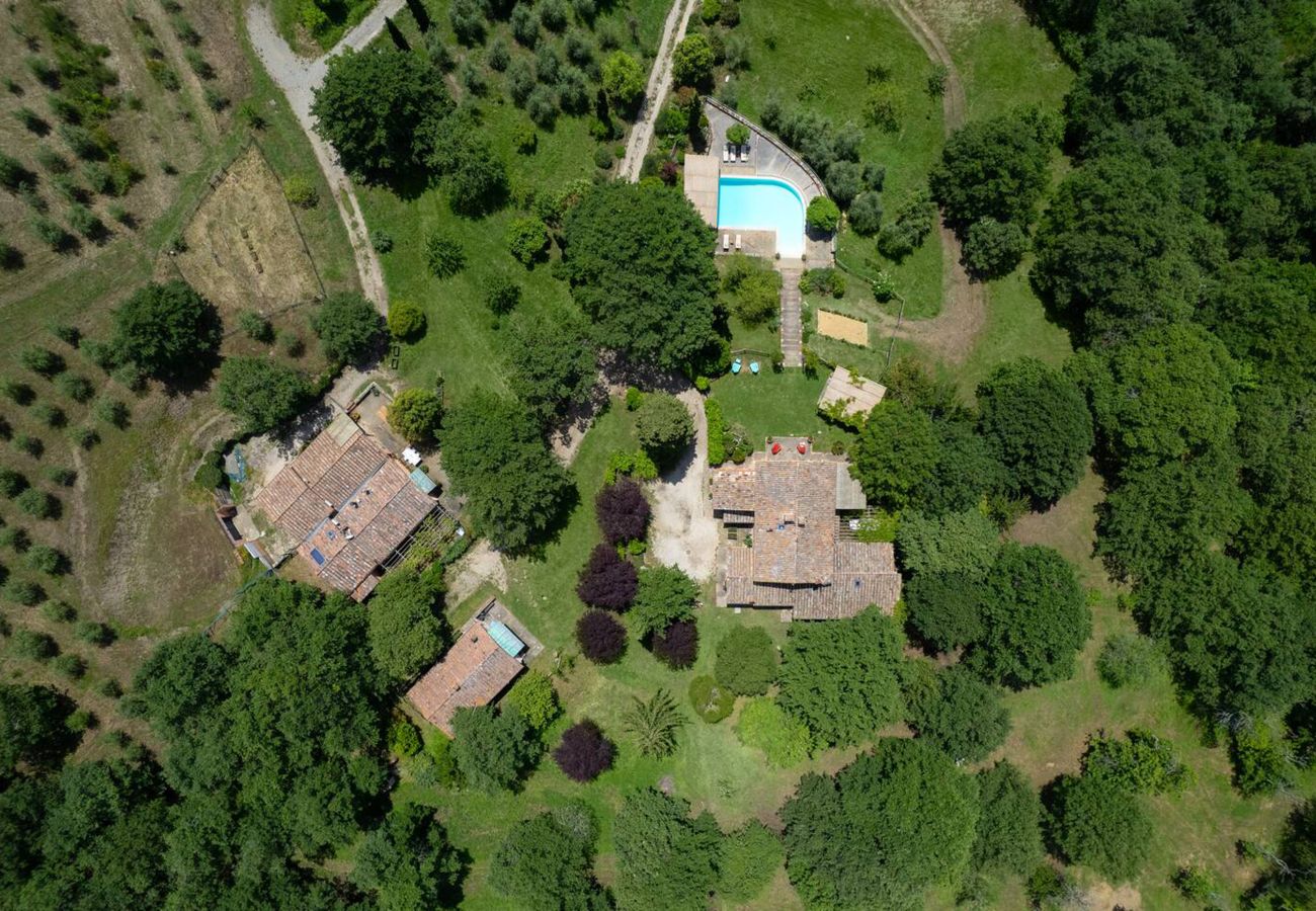 Villa a San Casciano dei Bagni - AMORE RENTALS - Casale della Toscana con Piscina Privata, Giardino, Parcheggio e Terrazzo