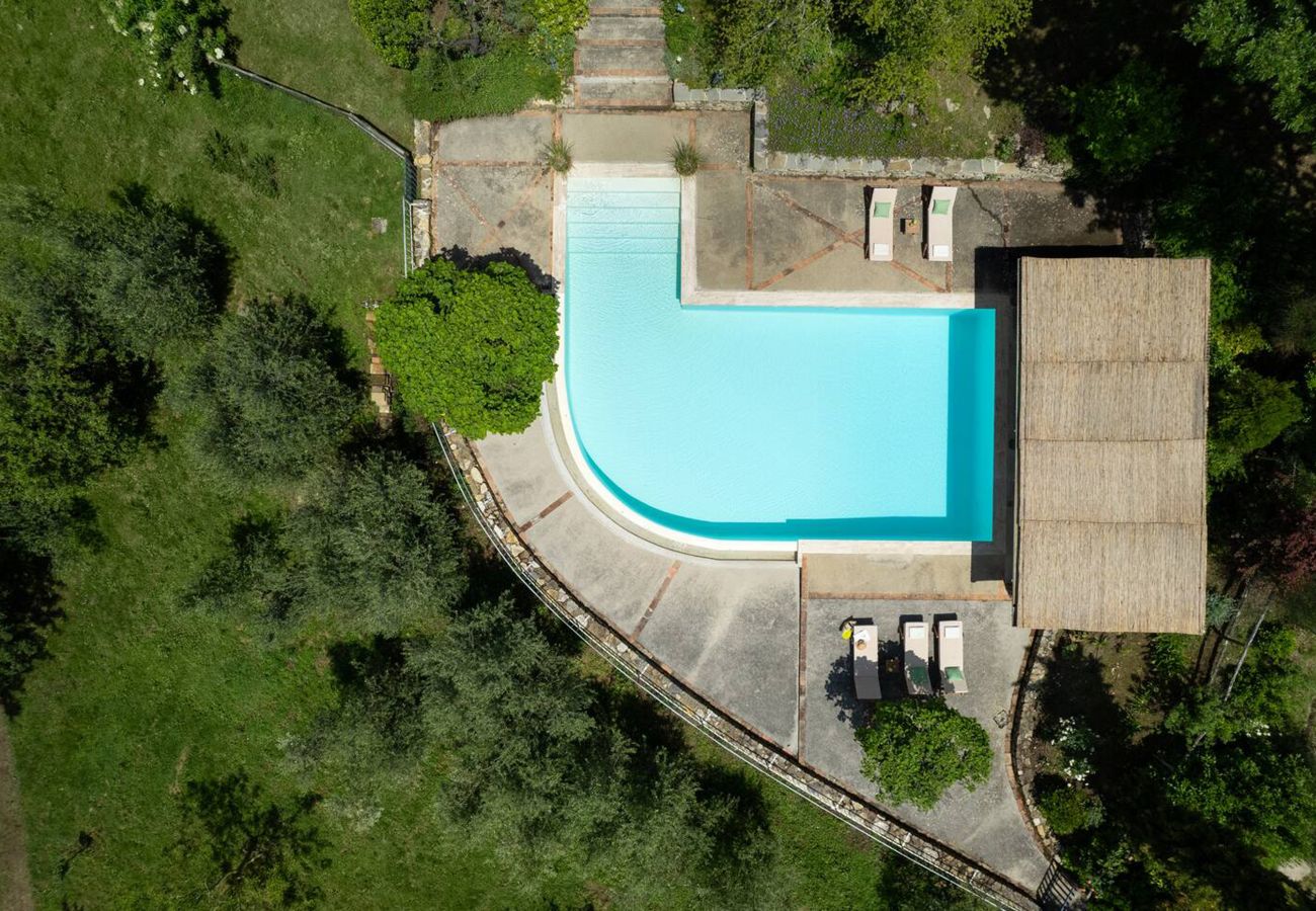 Villa a San Casciano dei Bagni - AMORE RENTALS - Casale della Toscana con Piscina Privata, Giardino, Parcheggio e Terrazzo