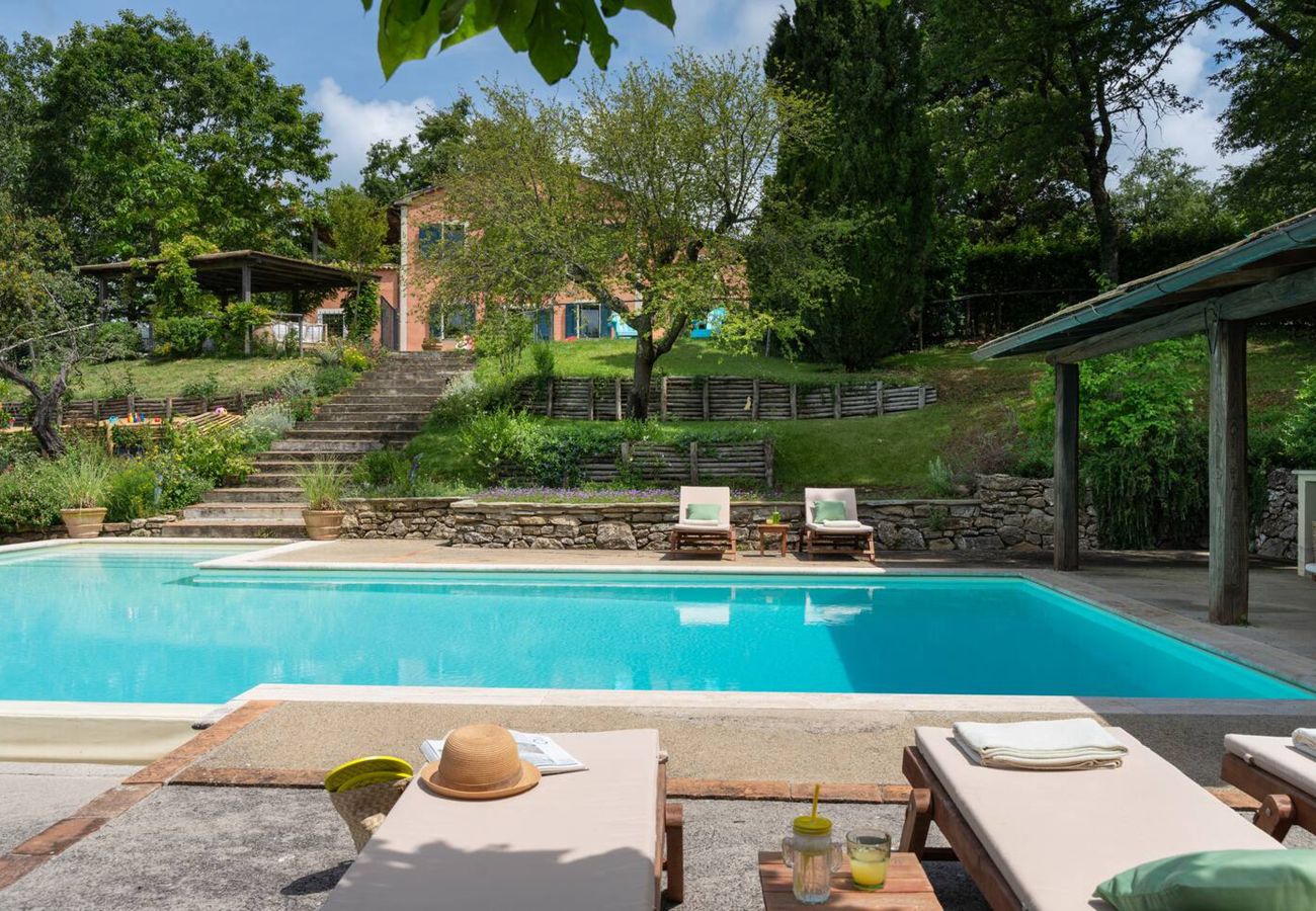 Villa a San Casciano dei Bagni - AMORE RENTALS - Casale della Toscana con Piscina Privata, Giardino, Parcheggio e Terrazzo