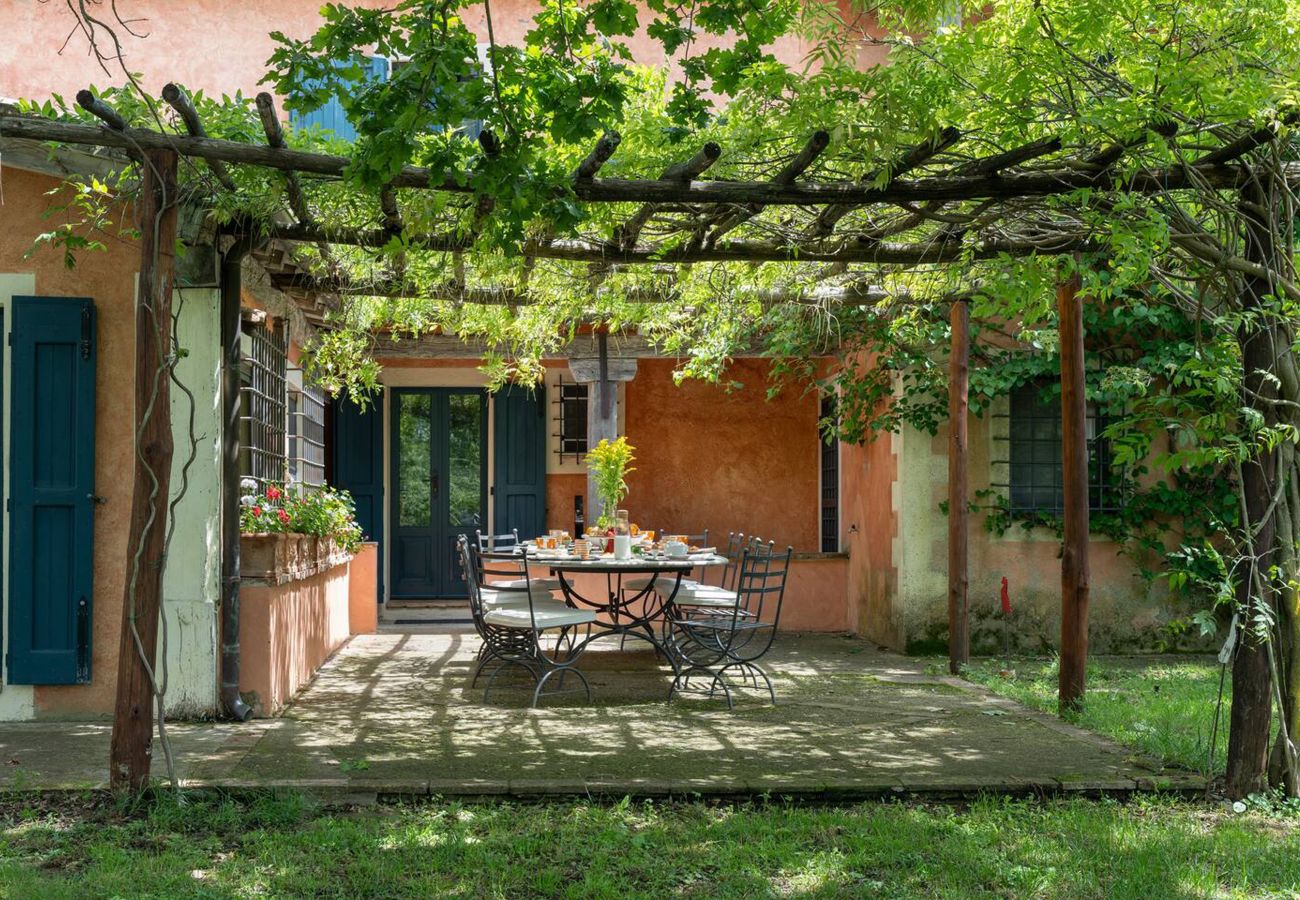 Villa a San Casciano dei Bagni - AMORE RENTALS - Casale della Toscana con Piscina Privata, Giardino, Parcheggio e Terrazzo