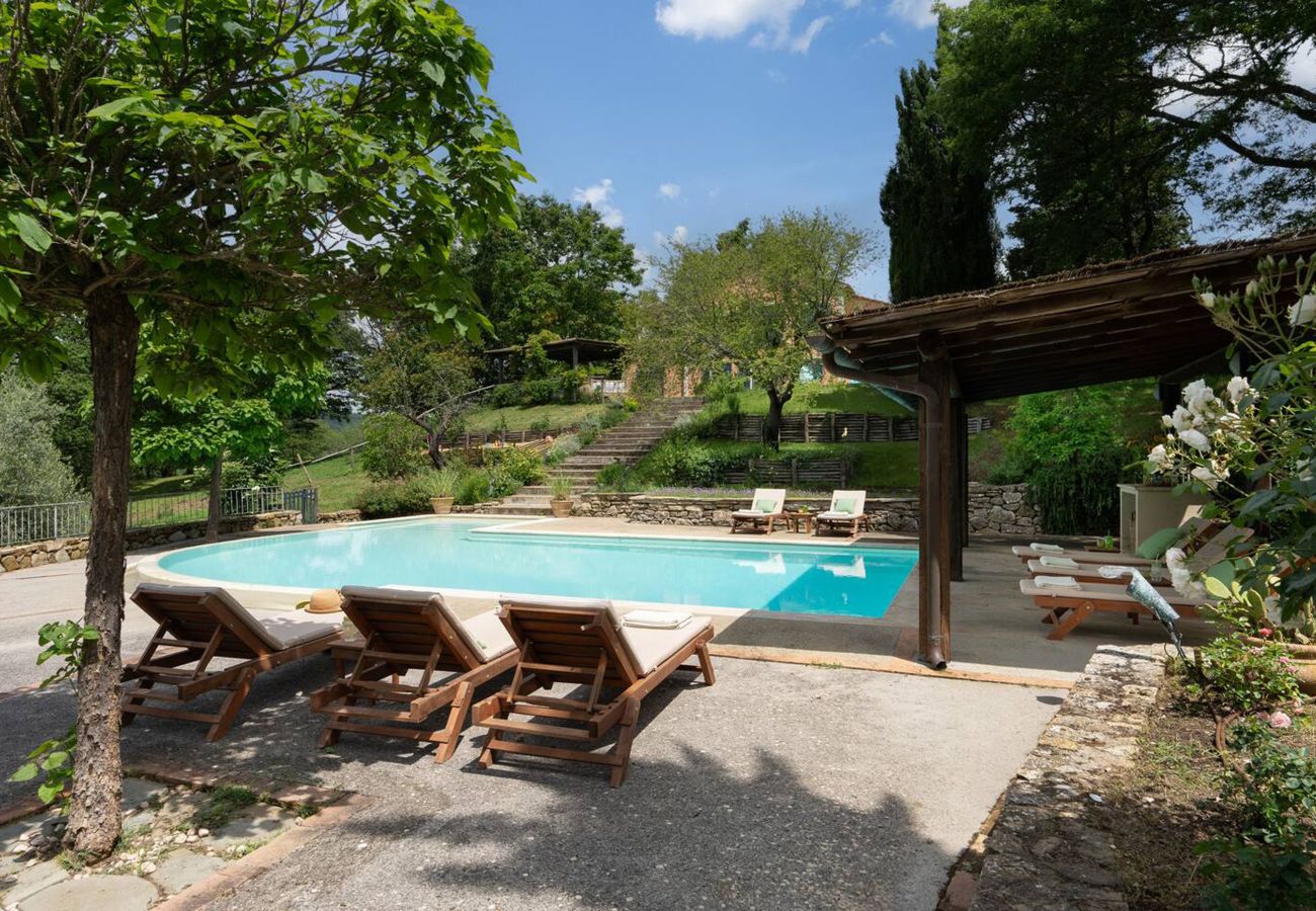 Villa a San Casciano dei Bagni - AMORE RENTALS - Casale della Toscana con Piscina Privata, Giardino, Parcheggio e Terrazzo