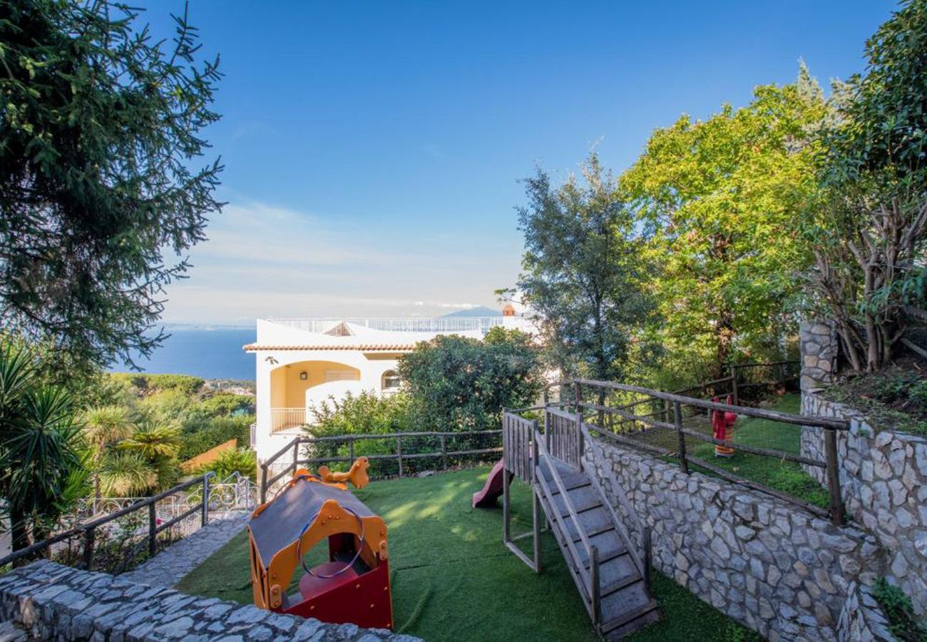 Villa a Sorrento - AMORE RENTALS - Villa Ado con Piscina Privata, Giardino, Vista Mare e Parcheggio