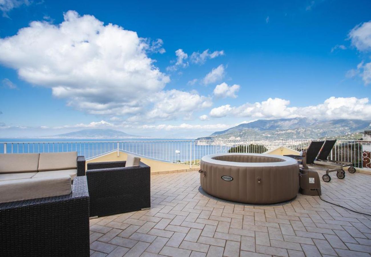 Villa a Sorrento - AMORE RENTALS - Villa Ado con Piscina Privata, Giardino, Vista Mare e Parcheggio