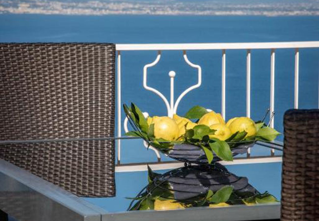 Villa a Sorrento - AMORE RENTALS - Villa Ado con Piscina Privata, Giardino, Vista Mare e Parcheggio