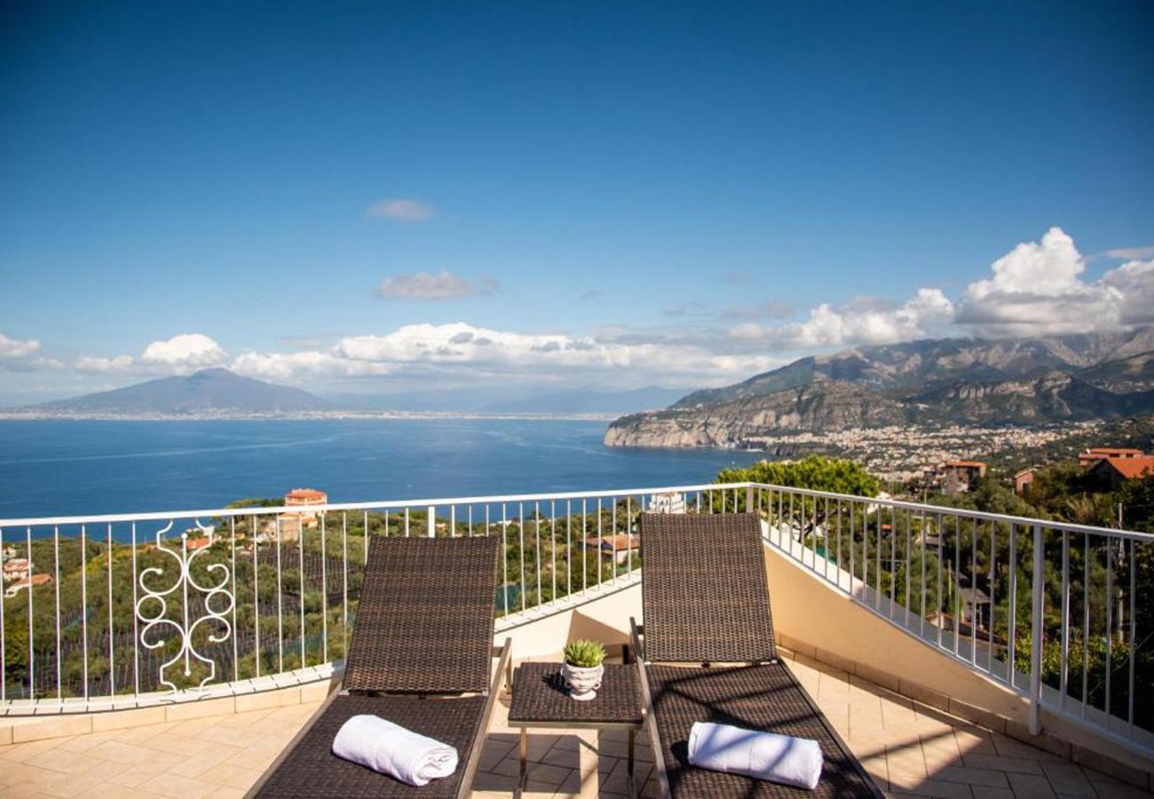 Villa a Sorrento - AMORE RENTALS - Villa Ado con Piscina Privata, Giardino, Vista Mare e Parcheggio