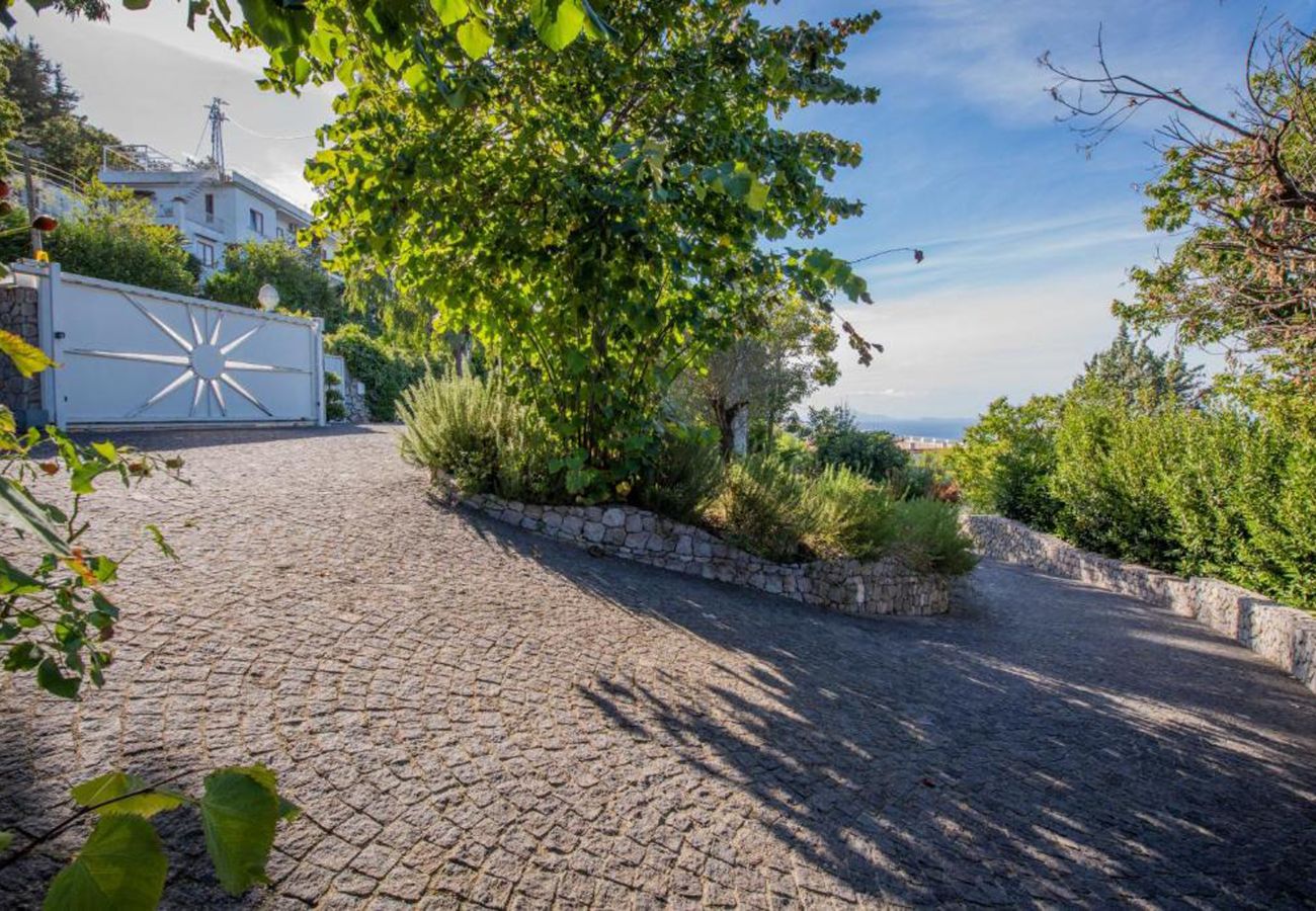 Villa a Sorrento - AMORE RENTALS - Villa Ado con Piscina Privata, Giardino, Vista Mare e Parcheggio