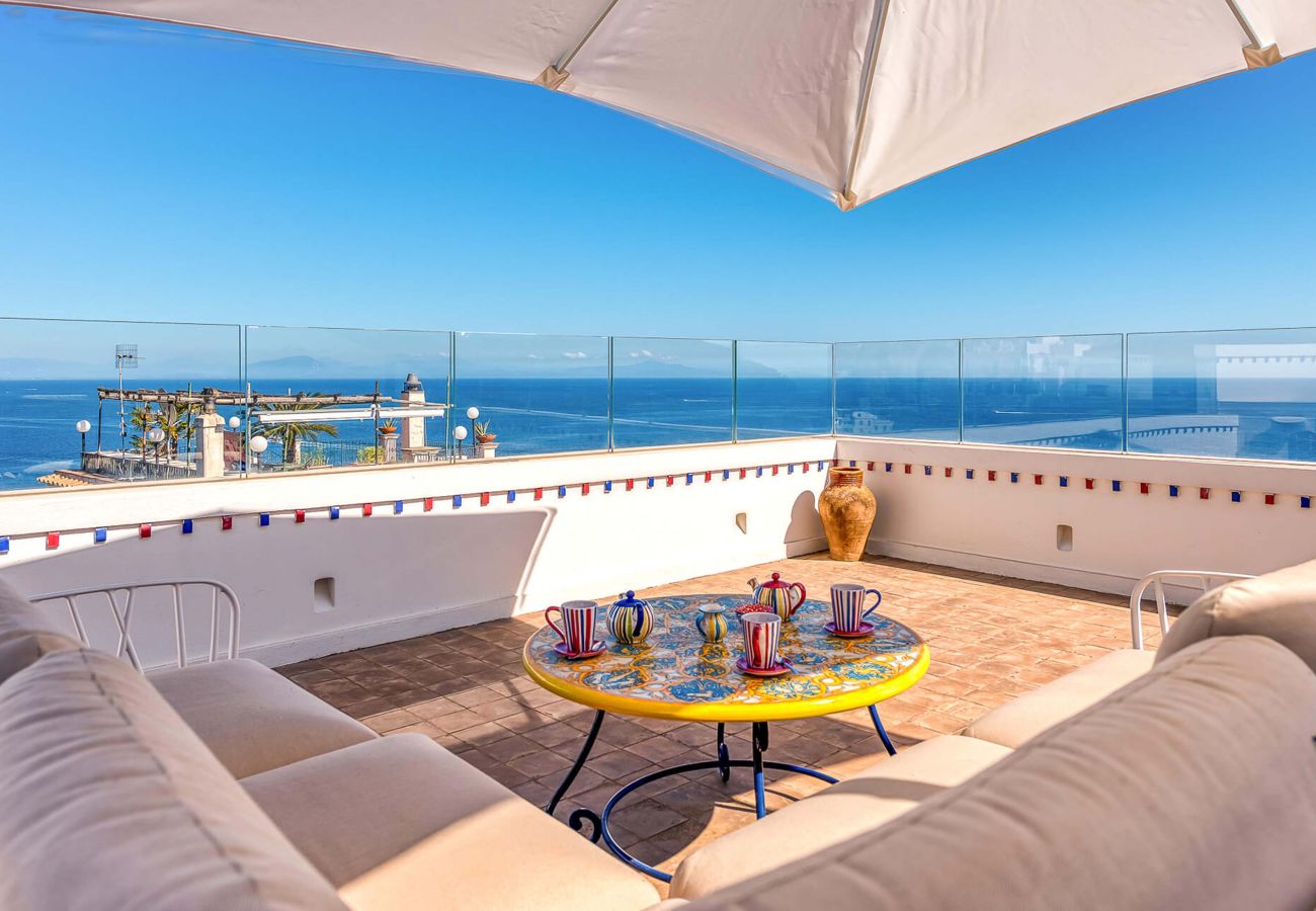 Villa a Amalfi - AMORE RENTALS - Villa Diana con Vista Mare, Piscina a Sfioro e Aria Condizionata