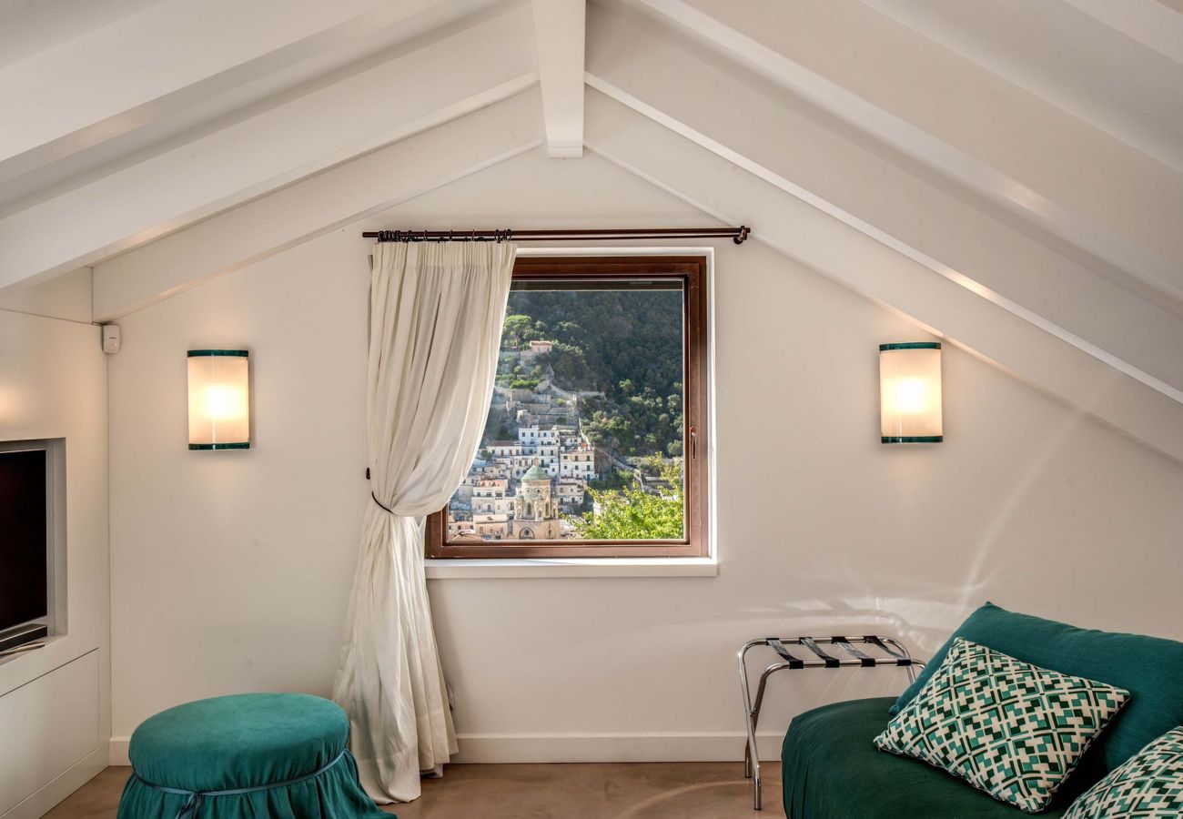 Villa a Amalfi - AMORE RENTALS - Villa Diana con Vista Mare, Piscina a Sfioro e Aria Condizionata