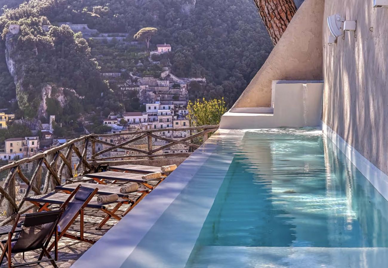 Villa a Amalfi - AMORE RENTALS - Villa Diana con Vista Mare, Piscina a Sfioro e Aria Condizionata