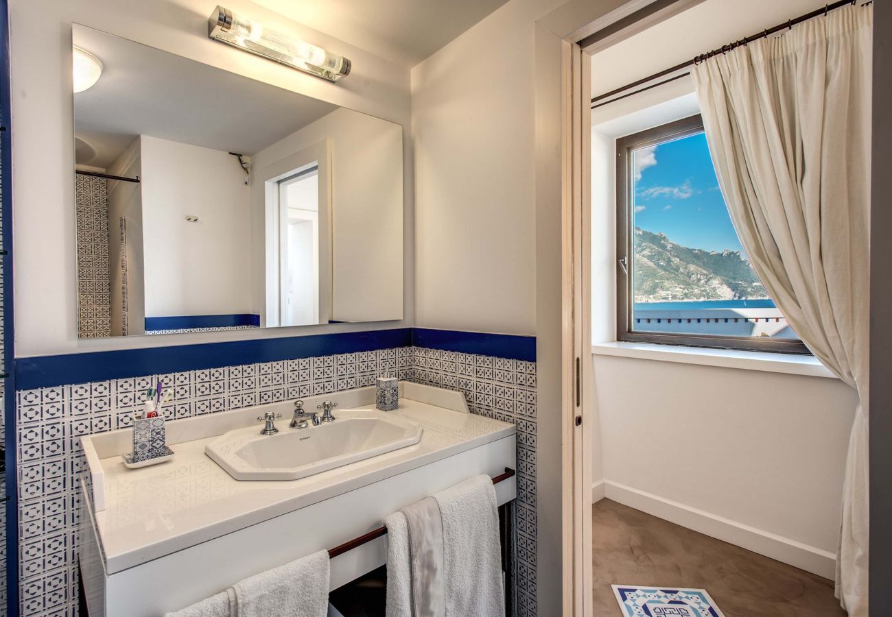 Villa a Amalfi - AMORE RENTALS - Villa Diana con Vista Mare, Piscina a Sfioro e Aria Condizionata