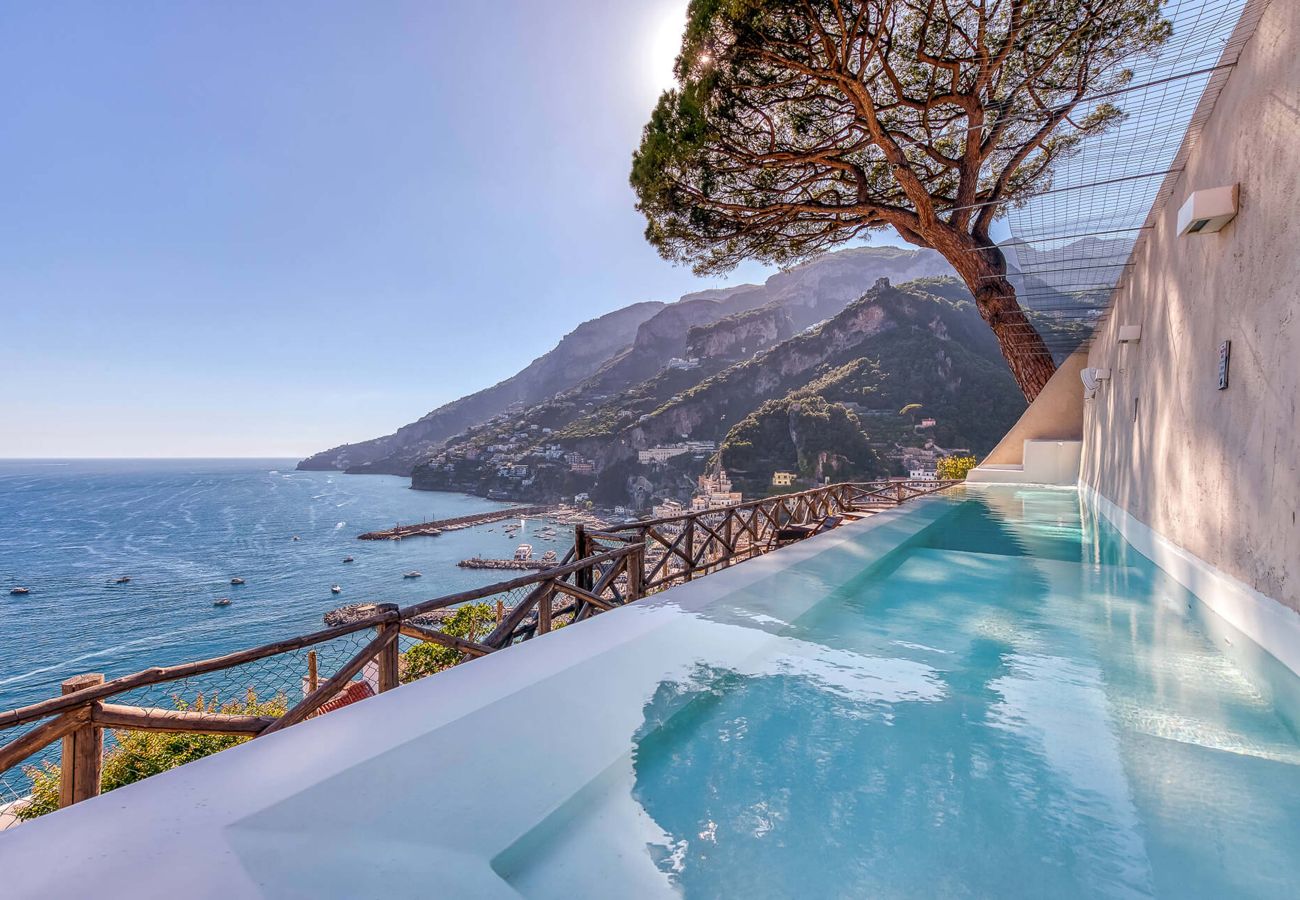 Villa a Amalfi - AMORE RENTALS - Villa Diana con Vista Mare, Piscina a Sfioro e Aria Condizionata