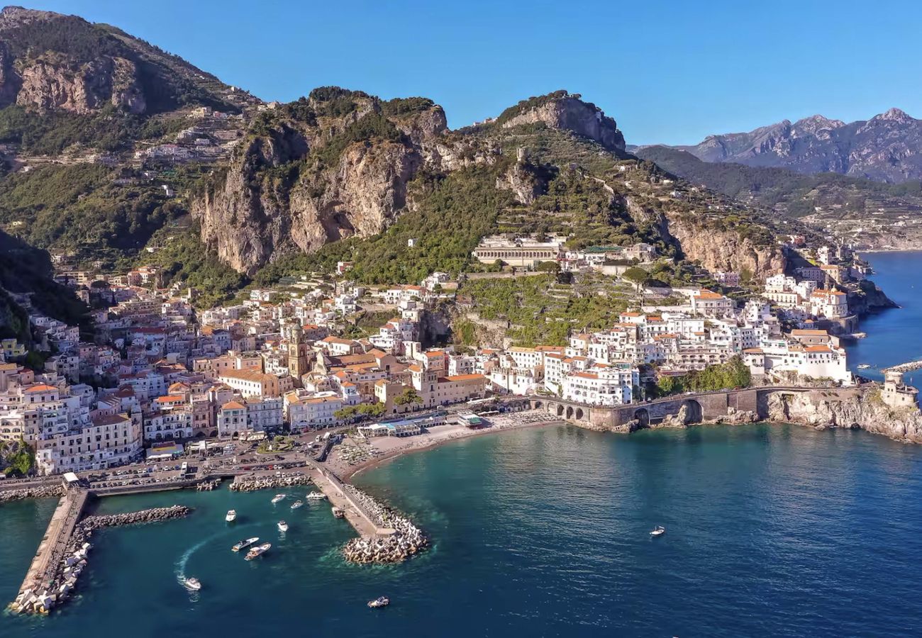 Villa a Amalfi - AMORE RENTALS - Villa Diana con Vista Mare, Piscina a Sfioro e Aria Condizionata