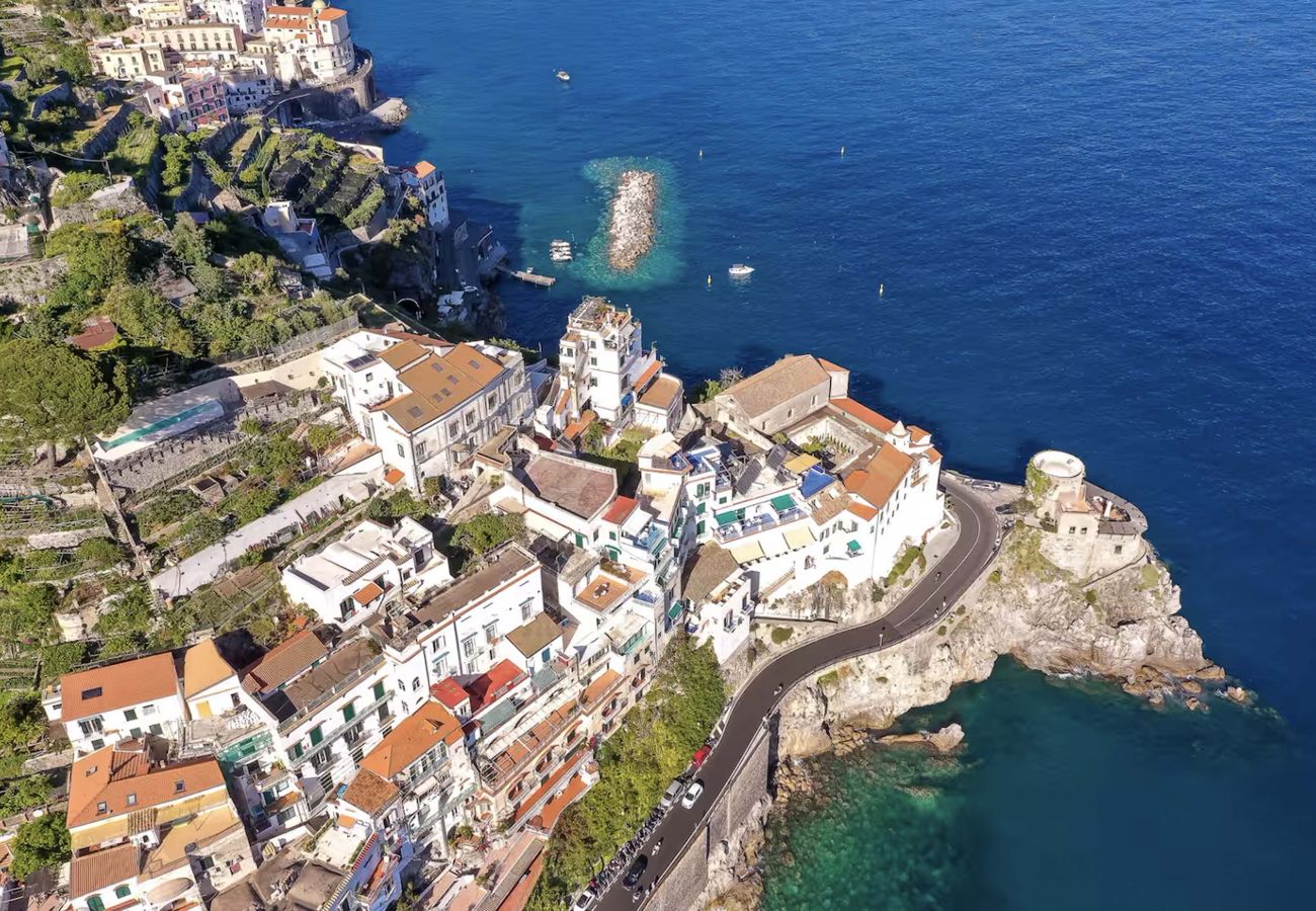 Villa a Amalfi - AMORE RENTALS - Villa Diana con Vista Mare, Piscina a Sfioro e Aria Condizionata