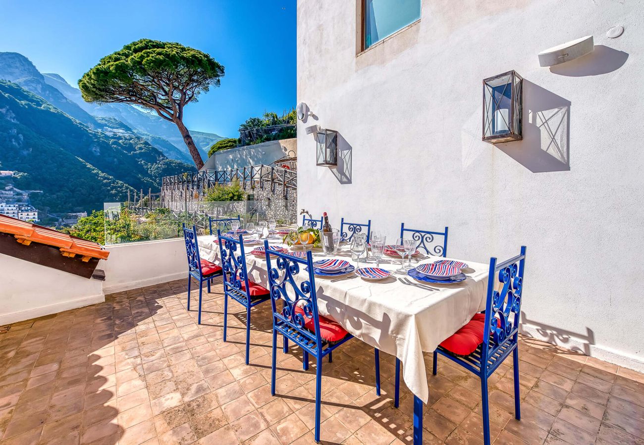 Villa a Amalfi - AMORE RENTALS - Villa Diana con Vista Mare, Piscina a Sfioro e Aria Condizionata