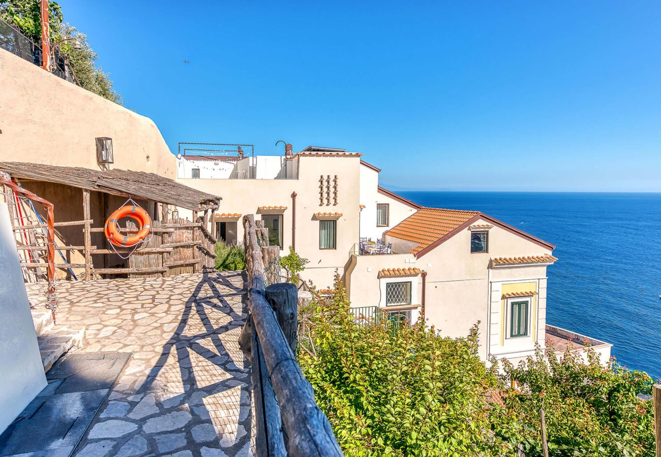 Villa a Amalfi - AMORE RENTALS - Villa Diana con Vista Mare, Piscina a Sfioro e Aria Condizionata