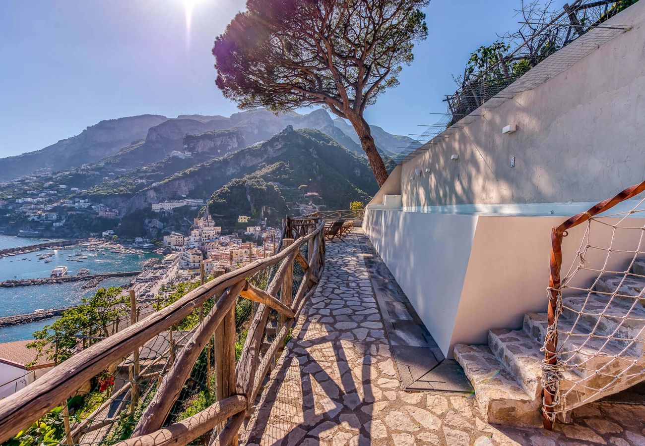 Villa a Amalfi - AMORE RENTALS - Villa Diana con Vista Mare, Piscina a Sfioro e Aria Condizionata