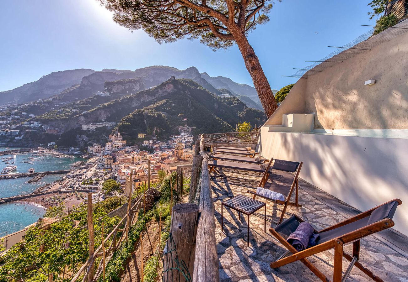 Villa a Amalfi - AMORE RENTALS - Villa Diana con Vista Mare, Piscina a Sfioro e Aria Condizionata