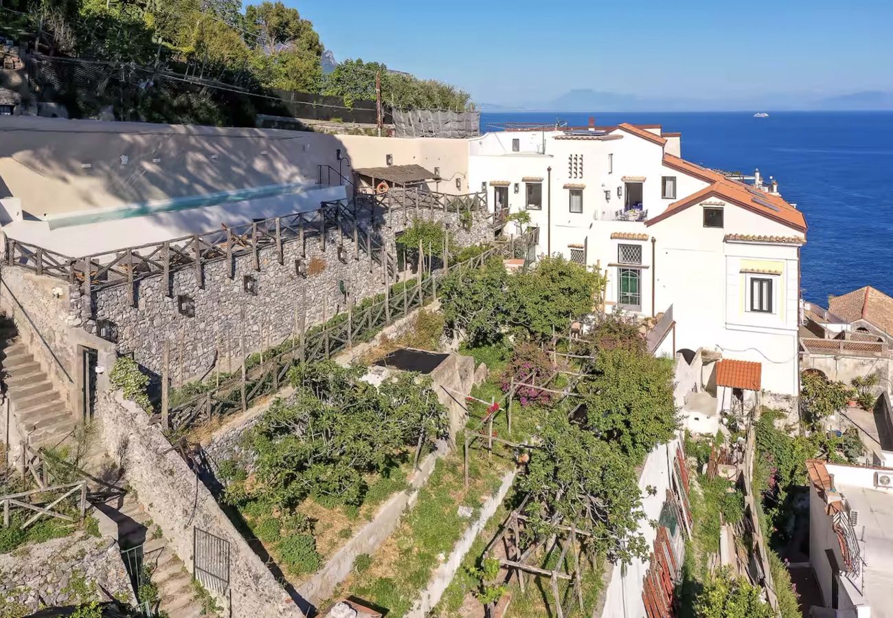 Villa a Amalfi - AMORE RENTALS - Villa Diana con Vista Mare, Piscina a Sfioro e Aria Condizionata