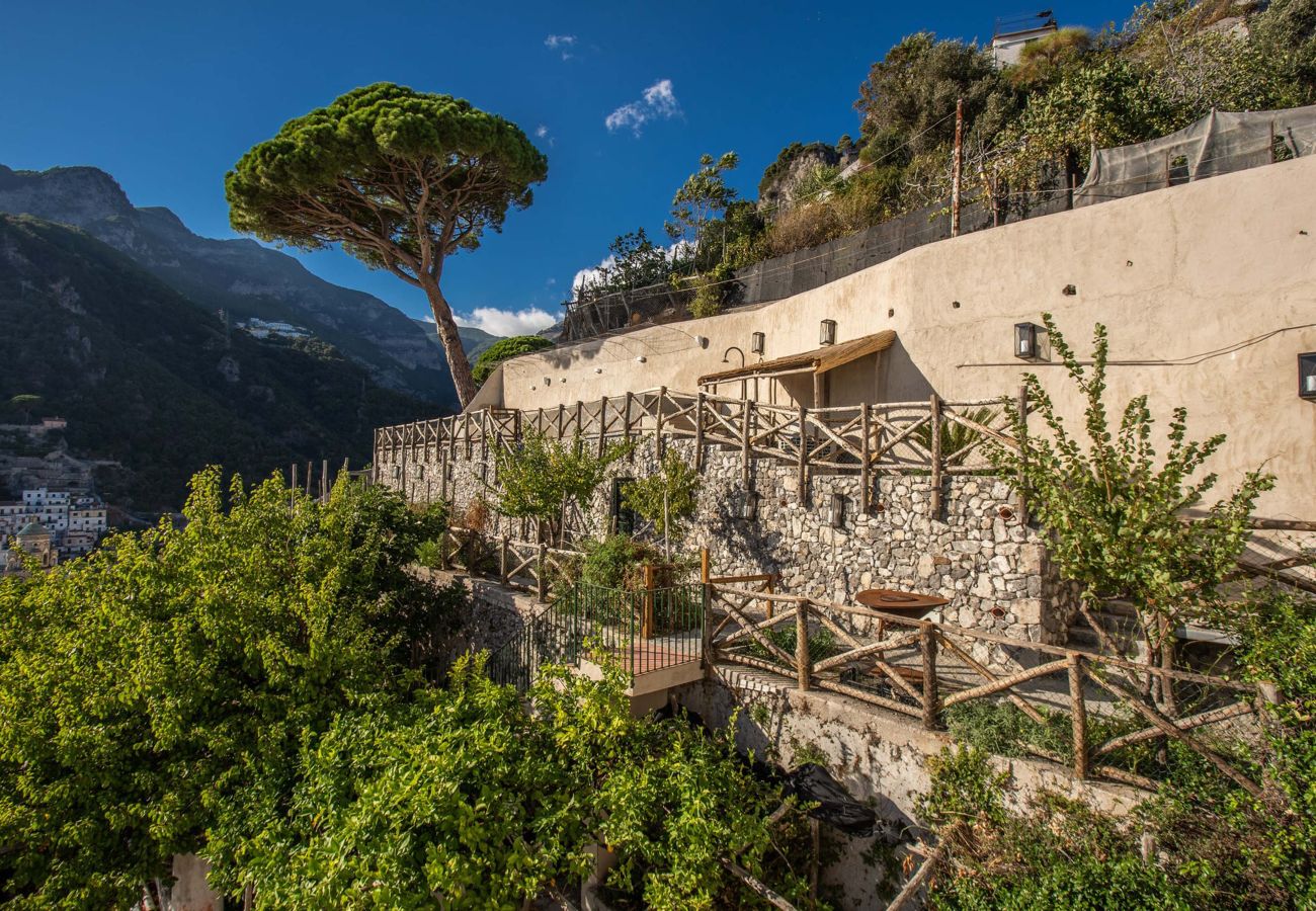 Villa a Amalfi - AMORE RENTALS - Villa Diana con Vista Mare, Piscina a Sfioro e Aria Condizionata