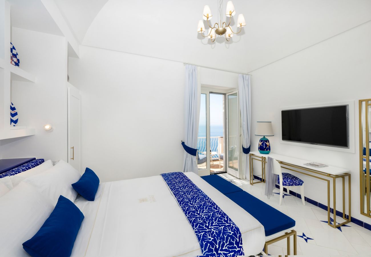Villa a Praiano - AMORE RENTALS - Villa Mare Blu con Piscina Interna Riscaldata, Vista Mare e Colazione