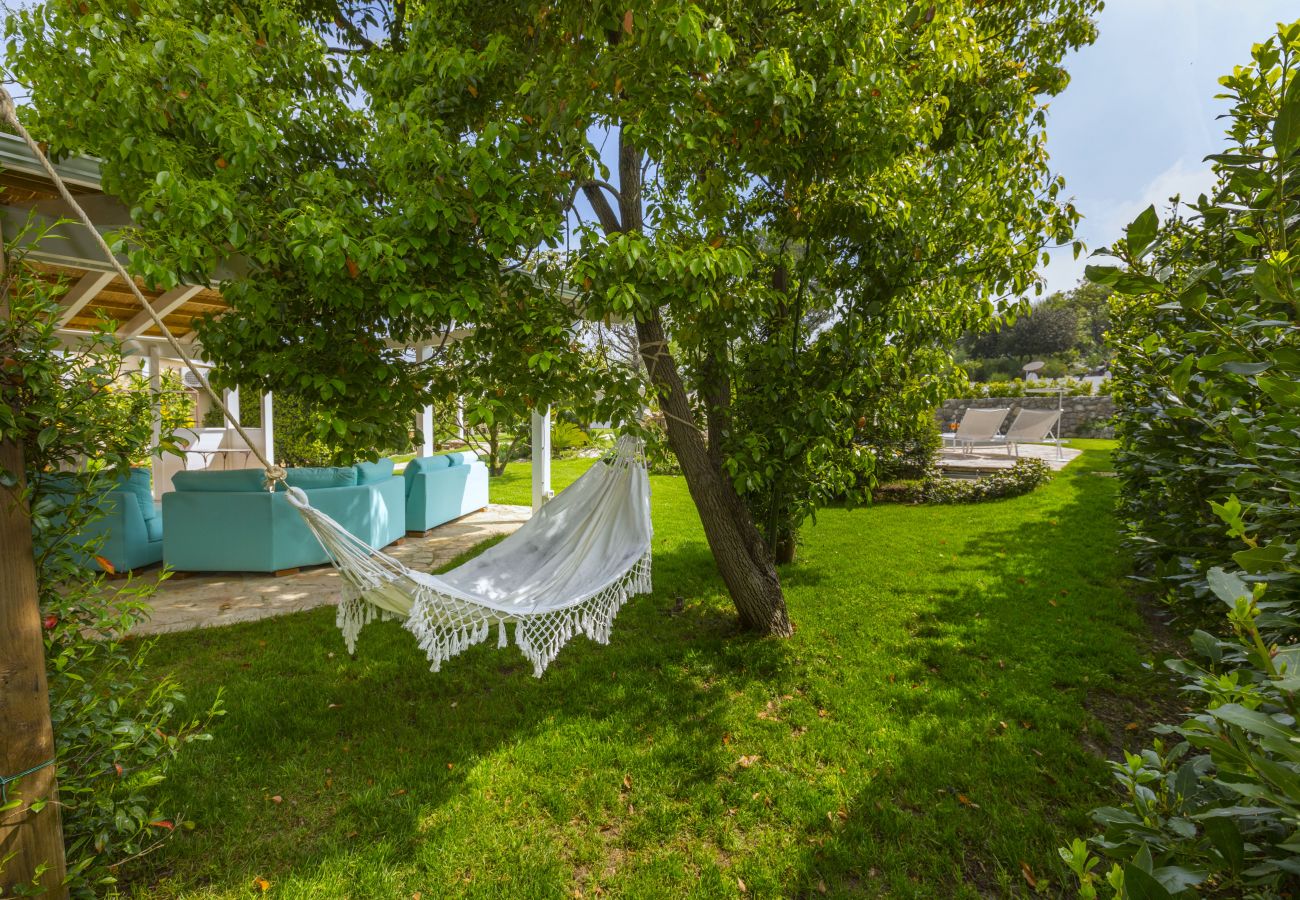 Villa a Massa Lubrense - AMORE RENTALS - Resort Ravenna - The Villa con Piscina Privata, Vasca Idromassaggio, Ideale per Eventi