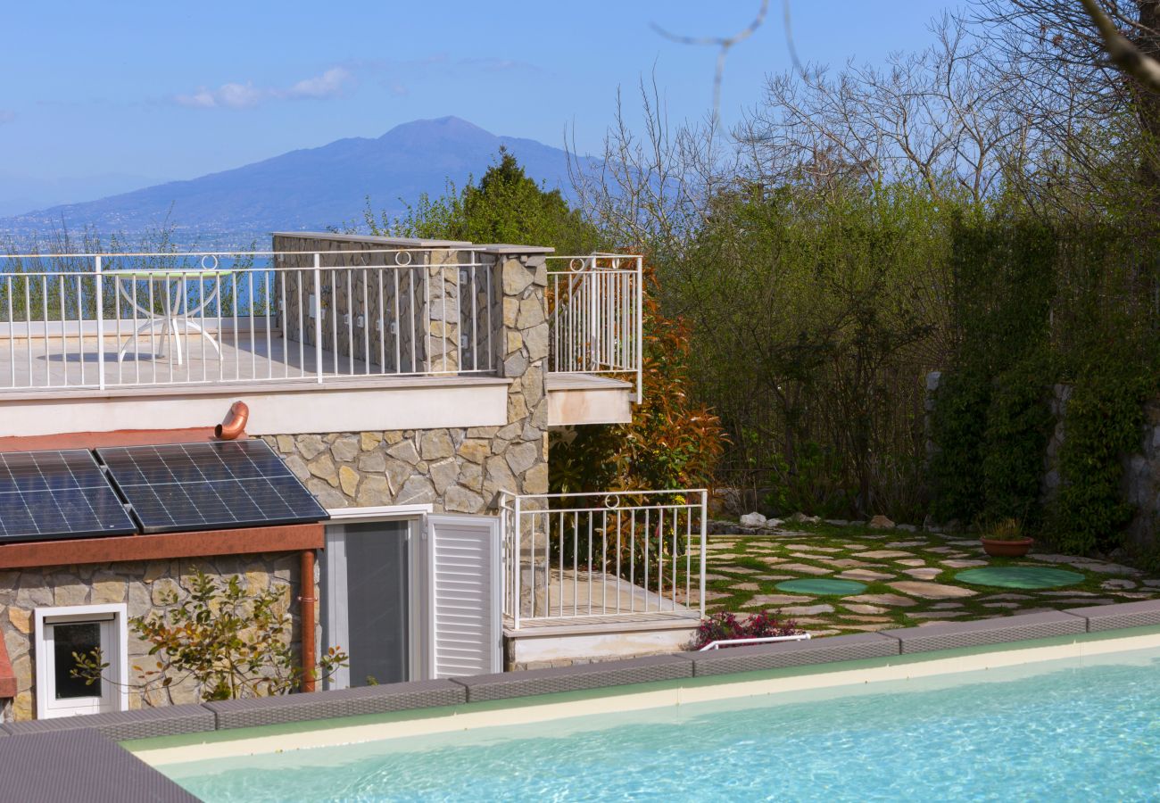 Villa a Massa Lubrense - AMORE RENTALS - Resort Ravenna - The Villa con Piscina Privata, Vasca Idromassaggio, Ideale per Eventi