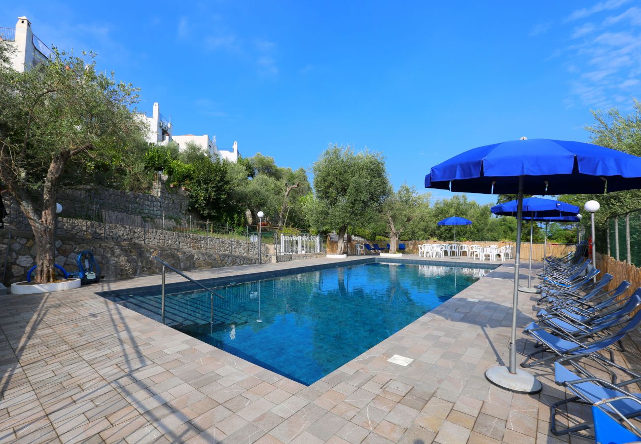 Villa a Sorrento - AMORE RENTALS - Villa Tittina con Piscina Condivisa e Vista Mare