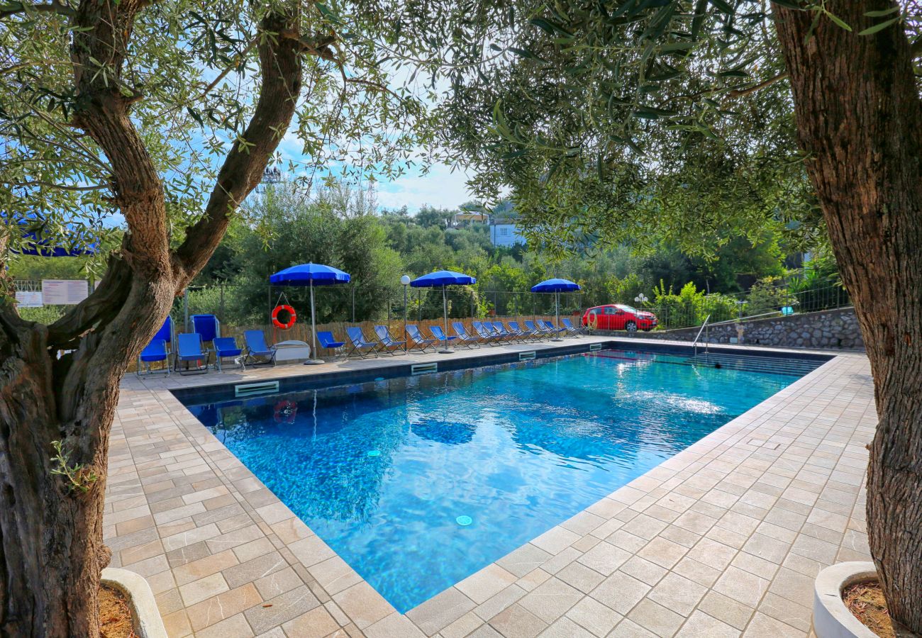 Villa a Sorrento - AMORE RENTALS - Villa Tittina con Piscina Condivisa e Vista Mare