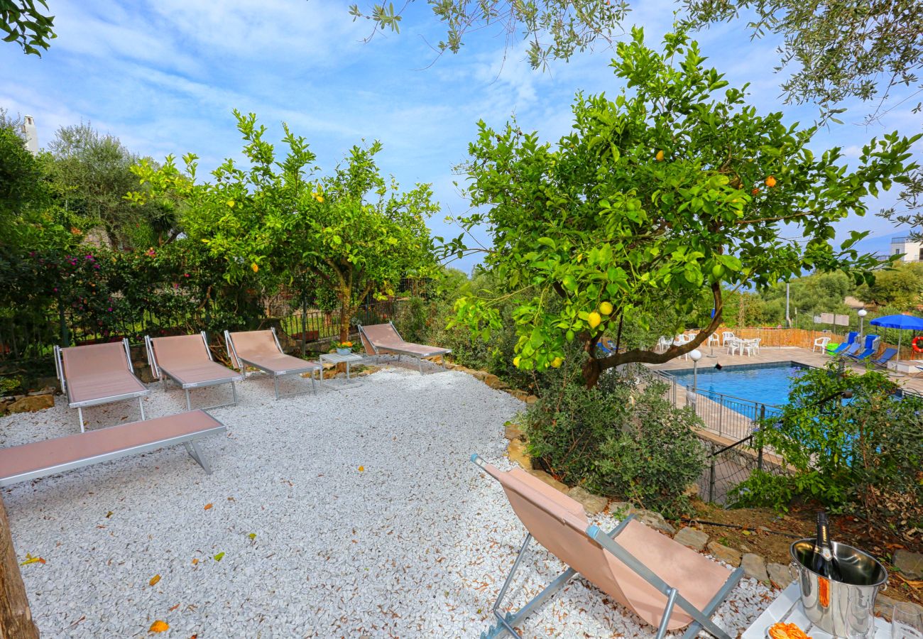 Villa a Sorrento - AMORE RENTALS - Villa Tittina con Piscina Condivisa e Vista Mare