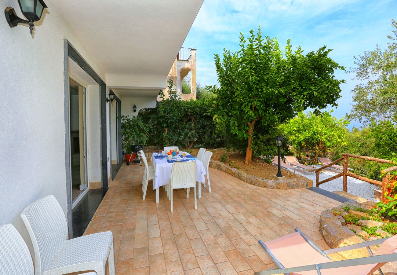 Villa a Sorrento - AMORE RENTALS - Villa Tittina con Piscina Condivisa e Vista Mare