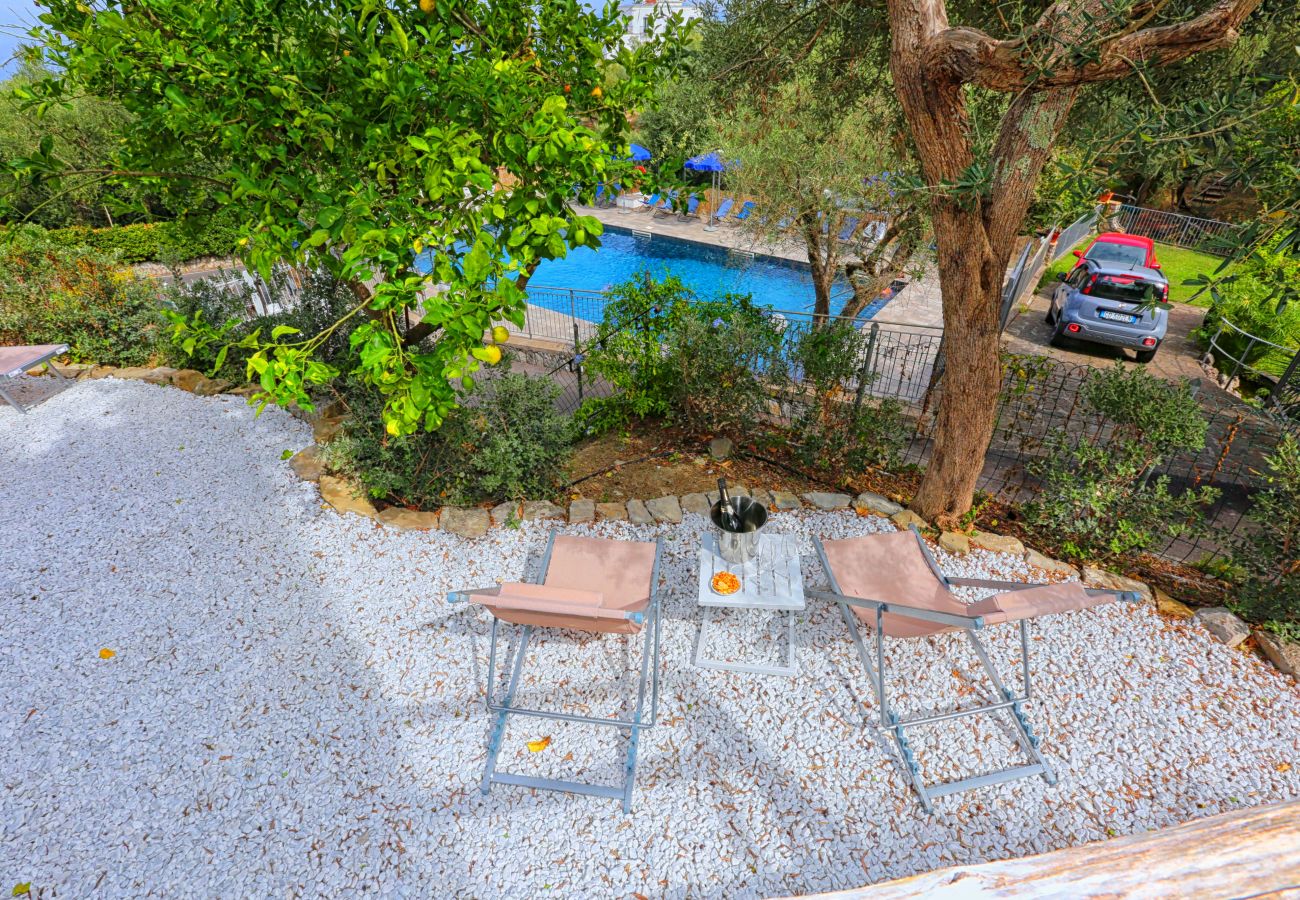 Villa a Sorrento - AMORE RENTALS - Villa Tittina con Piscina Condivisa e Vista Mare