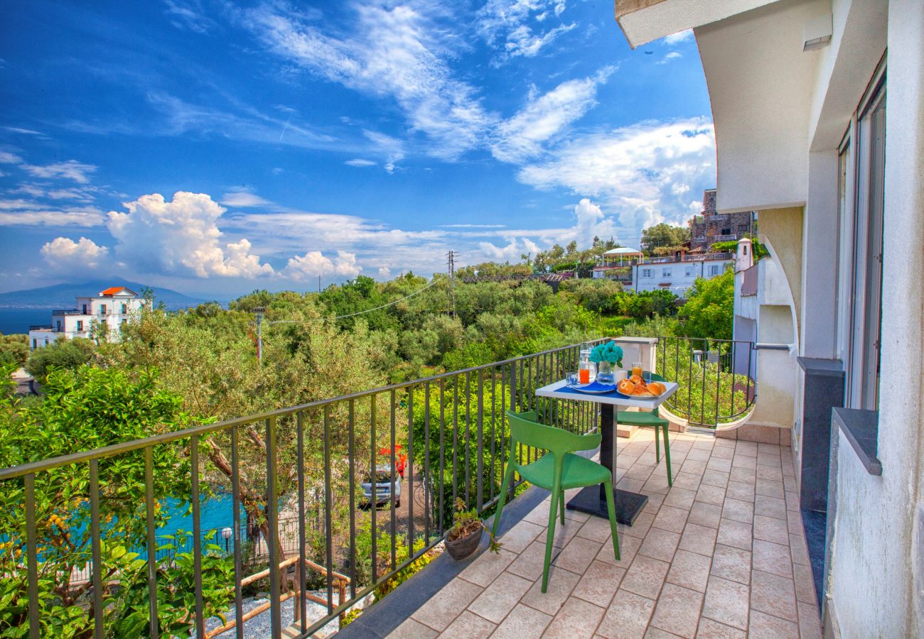 Villa a Sorrento - AMORE RENTALS - Villa Tittina con Piscina Condivisa e Vista Mare